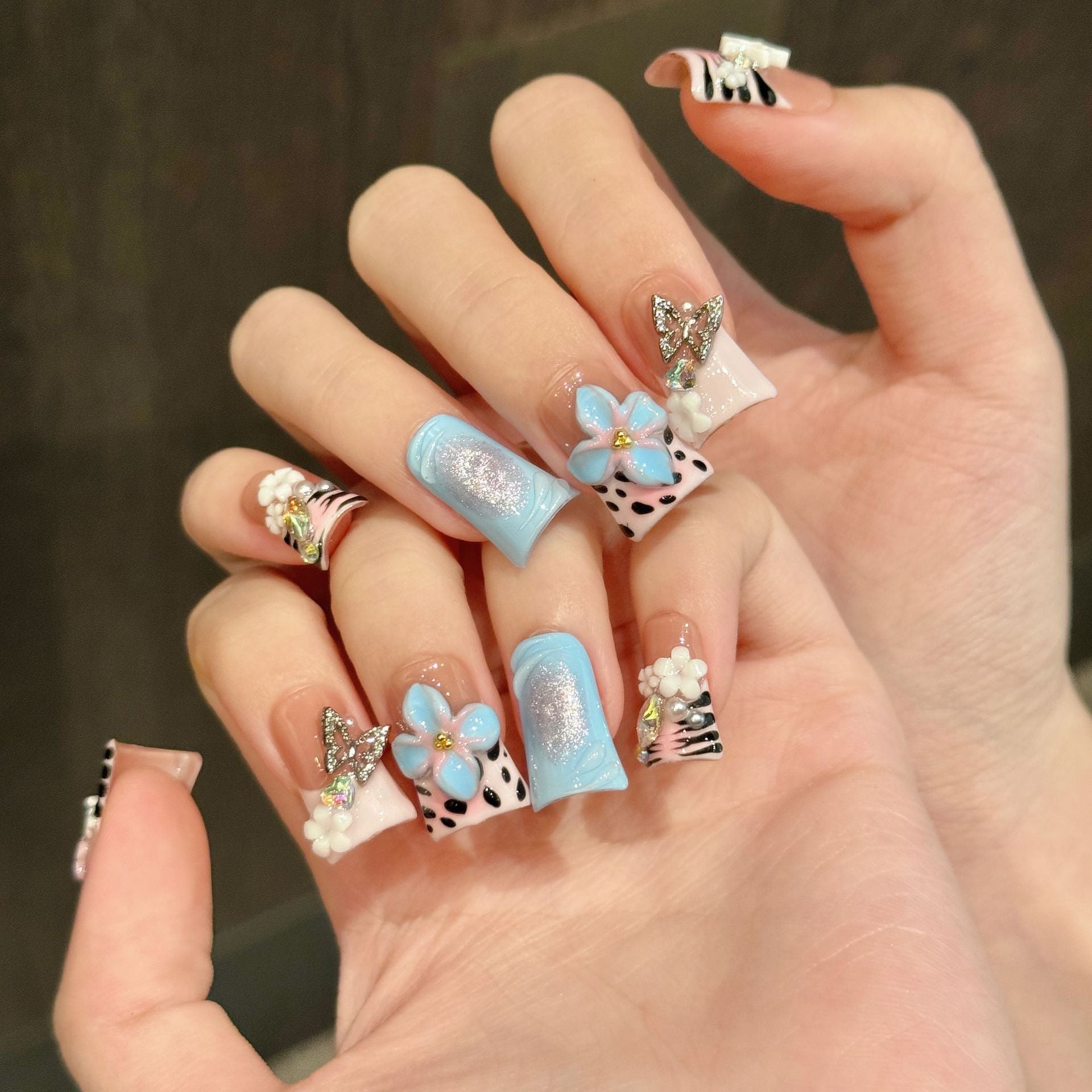 Unhas 3D Pintadas à Mão com Florais em Tons Pastéis e Detalhes de Estrelas
