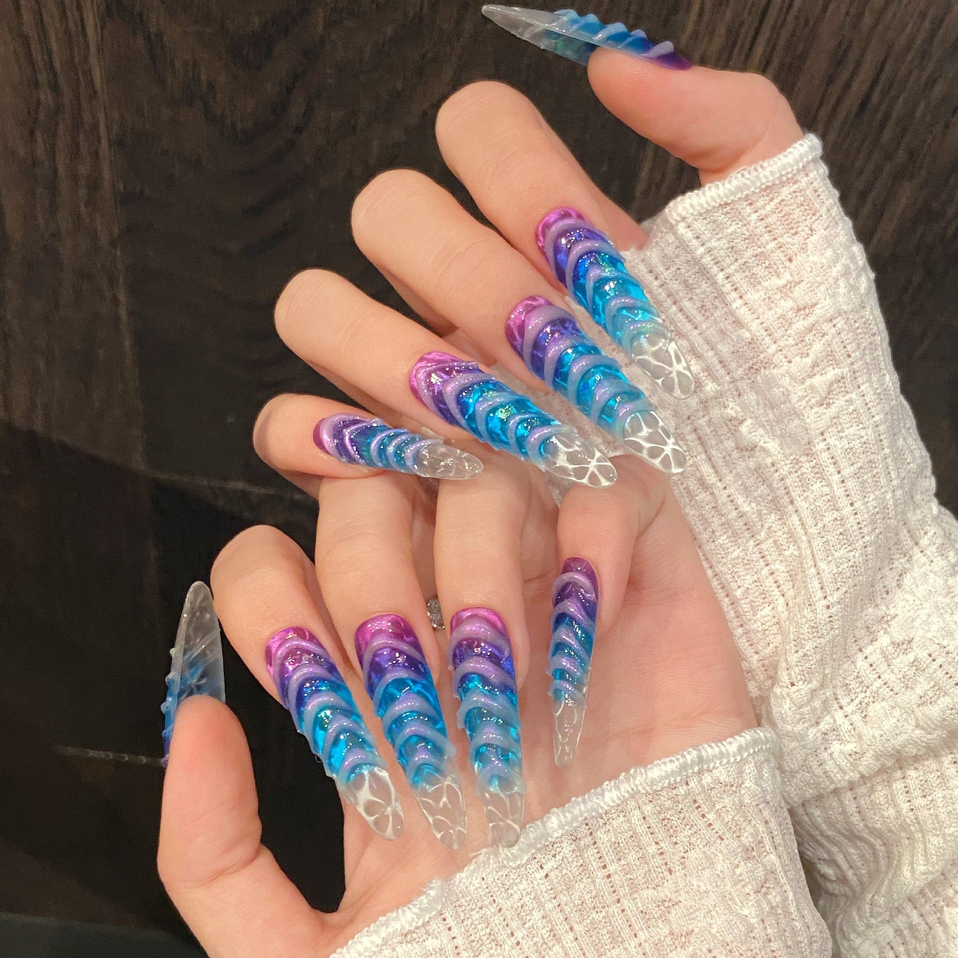 365nails: "Nebula Wave" – 3D 텍스처드 그라데이션 스틸레토형 프레스온 네일