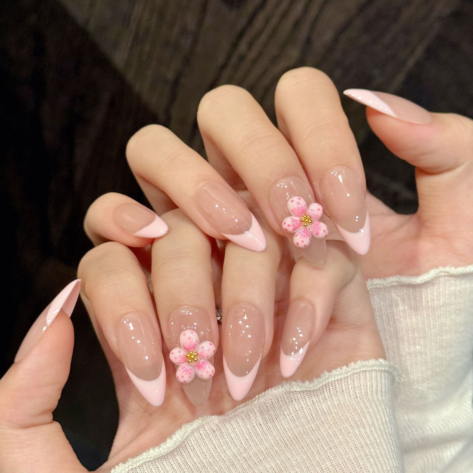 365nails: "Sakura Blush" – Unhas Postiças Artesanais de Amêndoa com Ponta Francesa Floral 3D