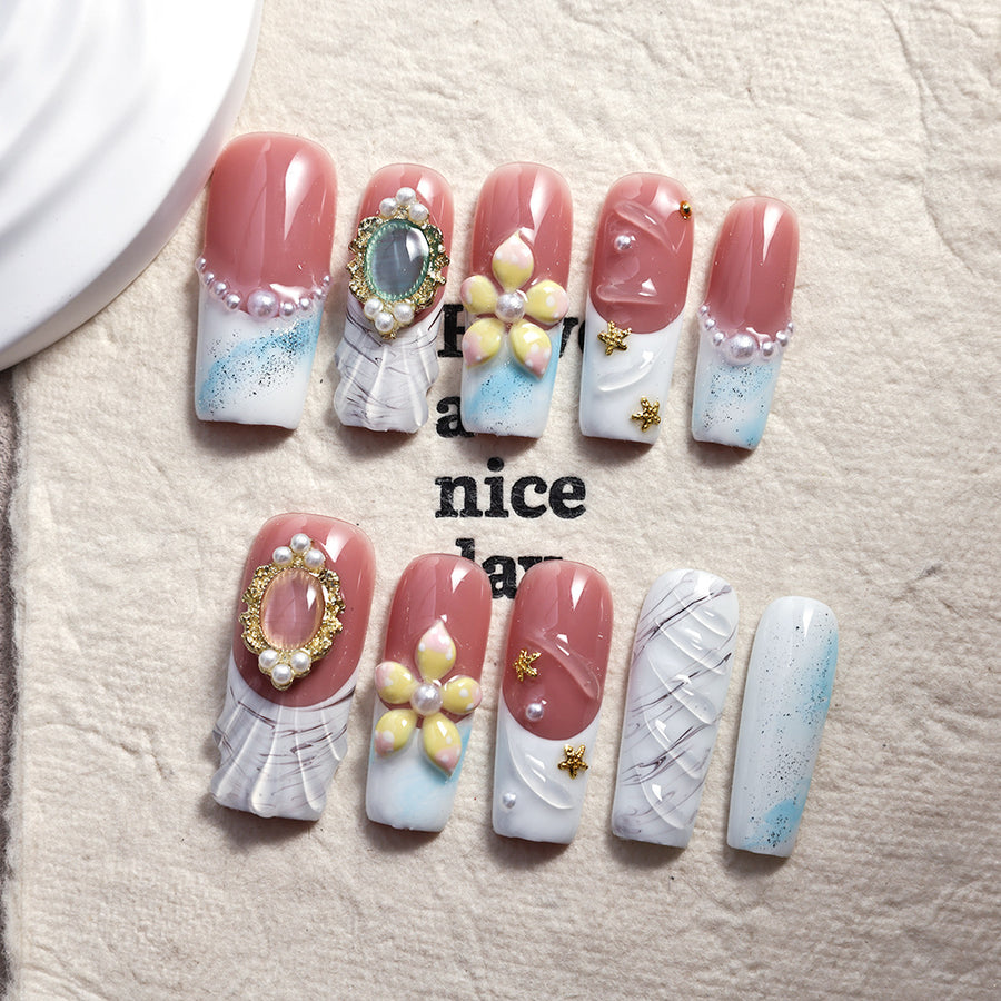 Ongles press-on French marbre océan avec perles et motifs floraux