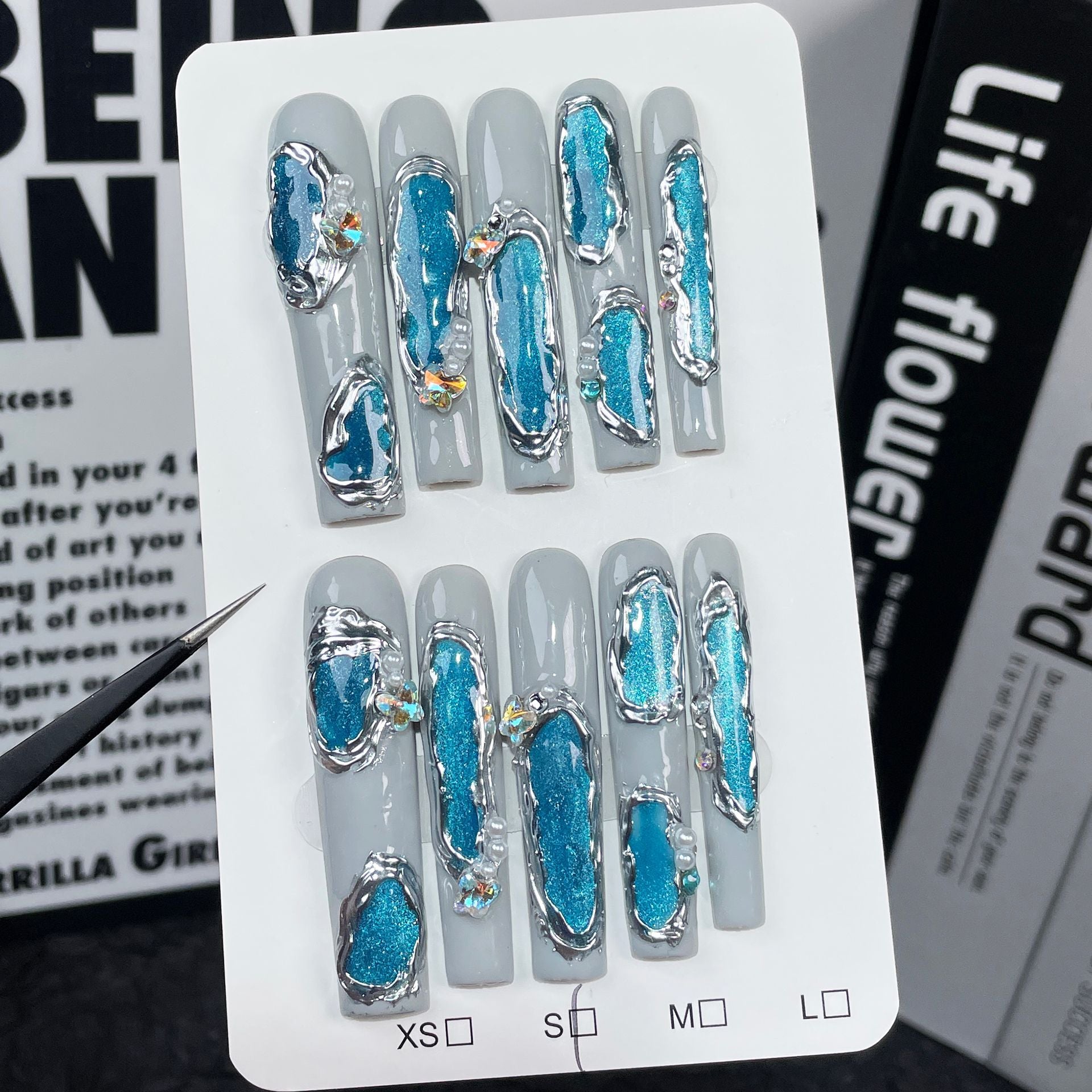 立體藍色貓眼穿戴甲，搭配不規則鏡面藝術