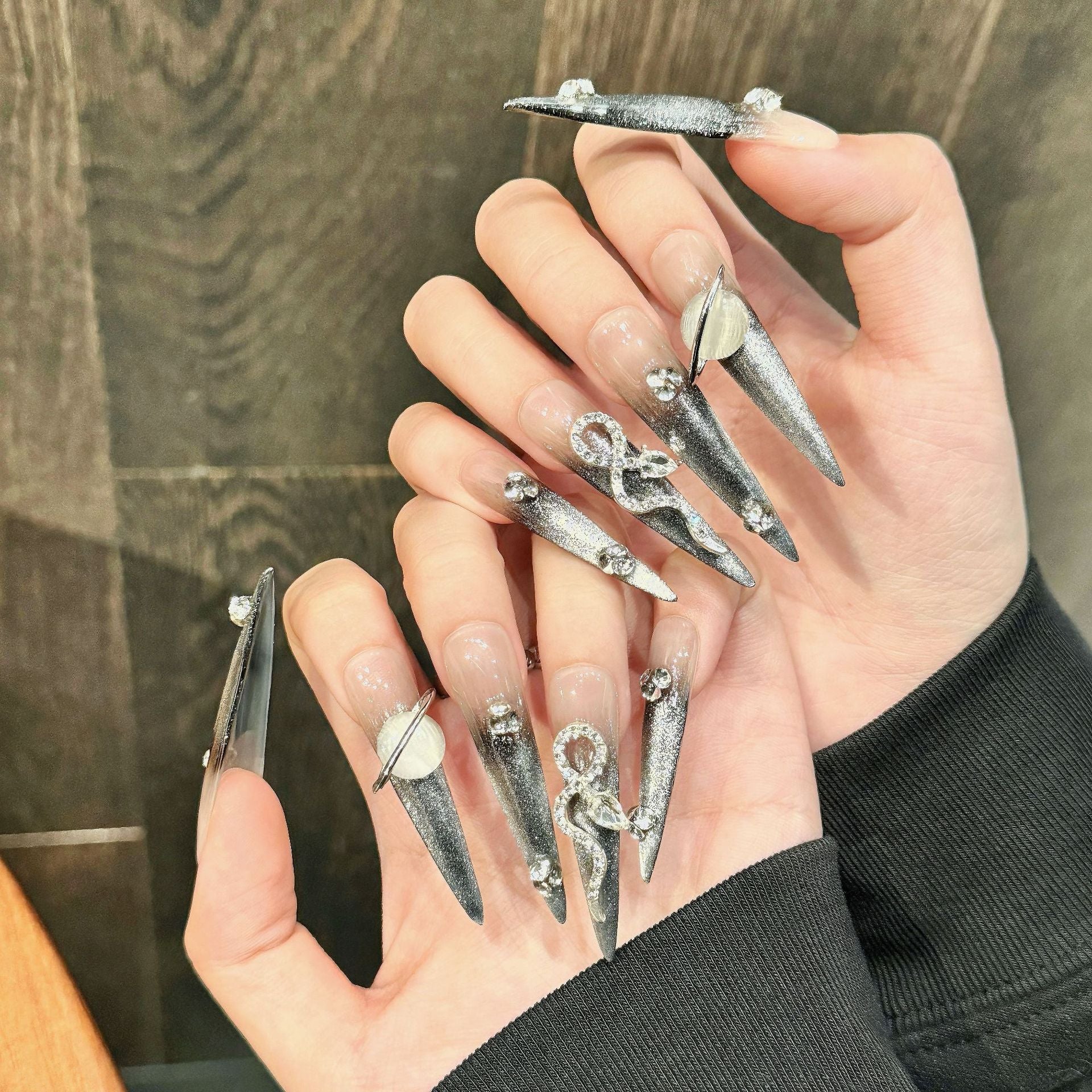 365nails : "Chrome Serpent" — ongles forme stiletto fait main avec sculpture serpent 3D et paillettes argentées