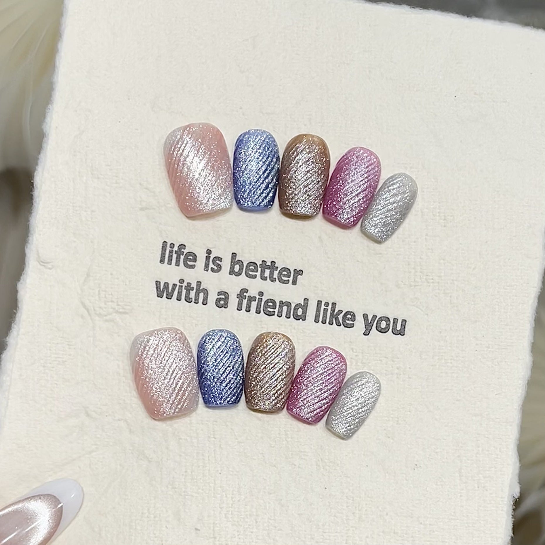 365nails: "Veludo Cristal" – Unhas Postiças Amêndoa com Efeito Olho de Gato Texturizado 5D