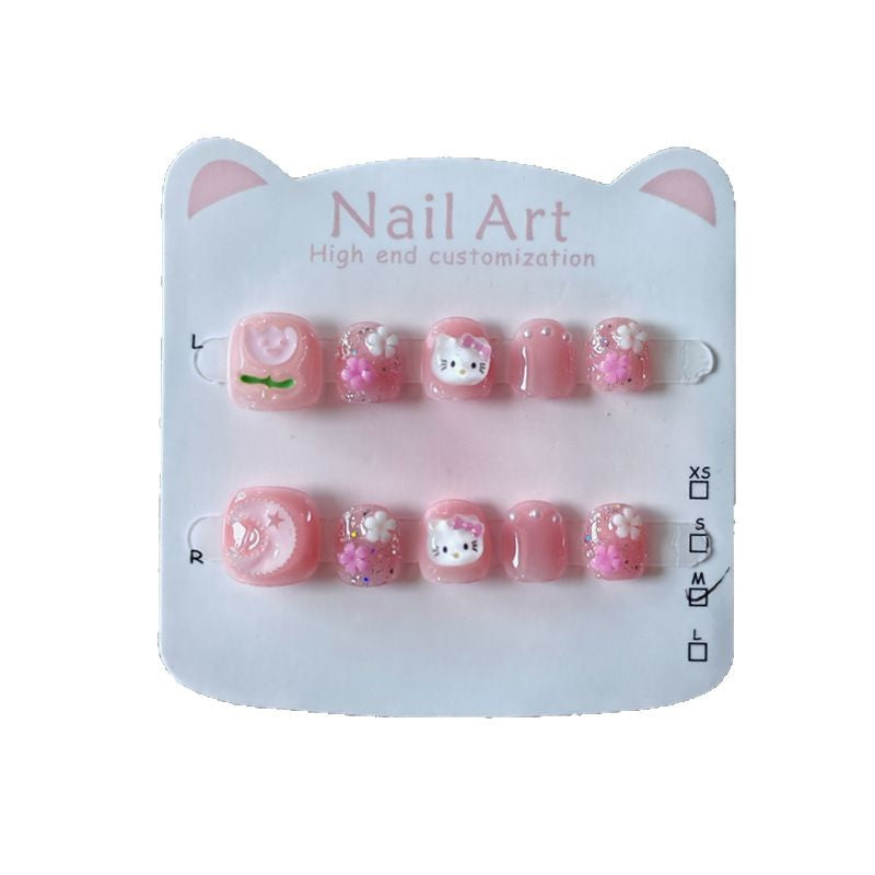 365nails：「Cherry Blossom Kitty」—手工製可愛短款橢圓形穿戴甲，Hello Kitty 與花朵圖案