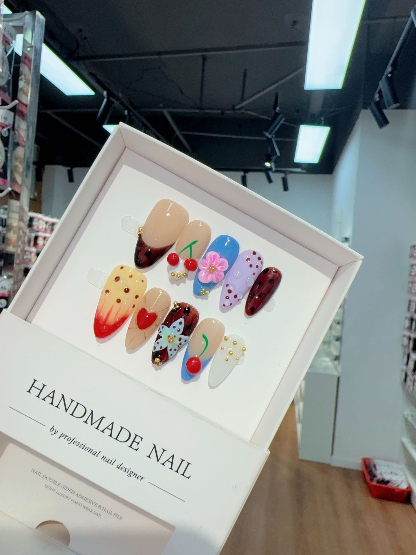 365nails: "Cherry Jubilee" – 3D 과일 수제 아몬드형 네일