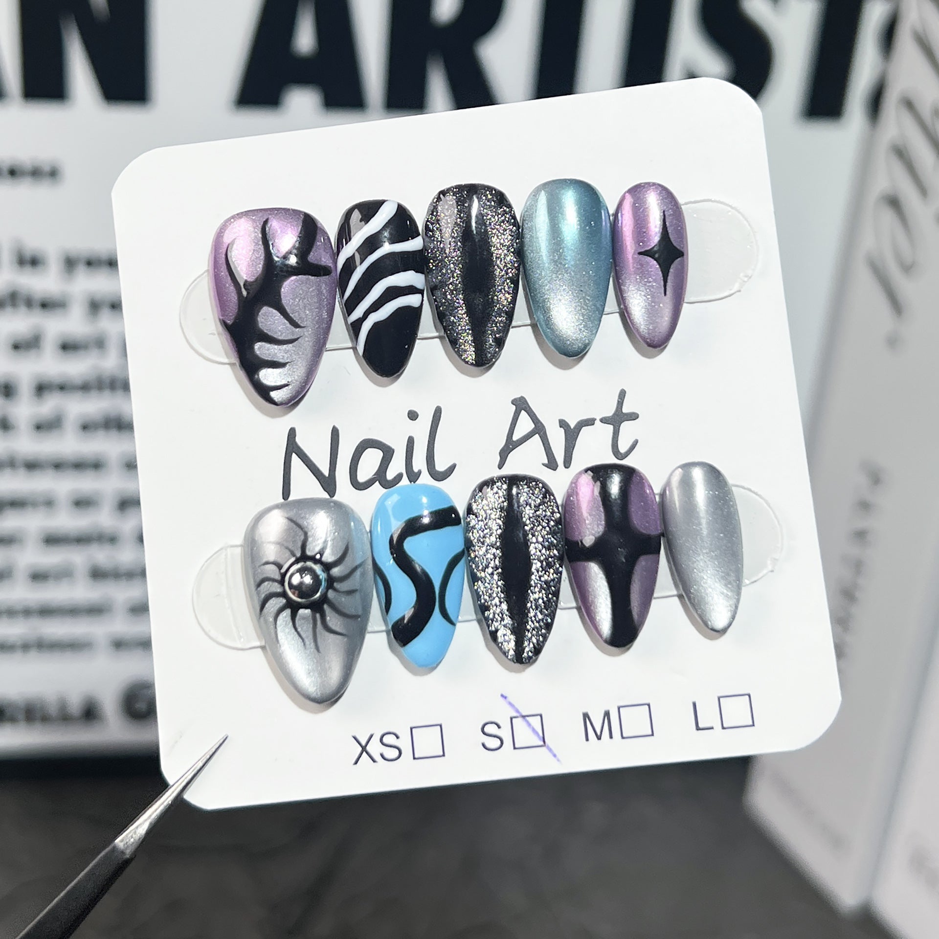 Unhas Olho de Gato Pintadas à Mão com Detalhes Metálicos Prateados