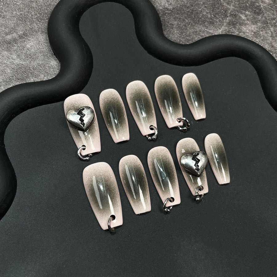 Ongles nude fumé avec breloques cœur brisé métalliques