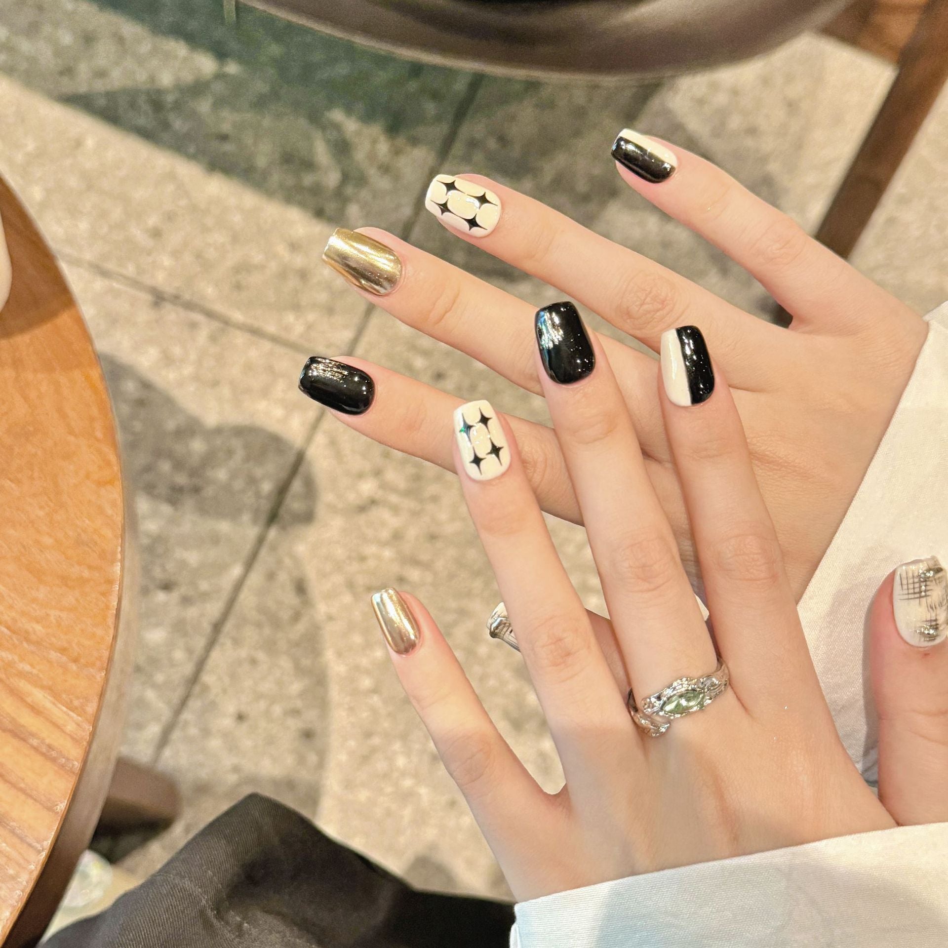 365nails: "느와르 지오메트리" – 3D 메탈릭 & 체커보드 수제 숏 스퀘어형 네일