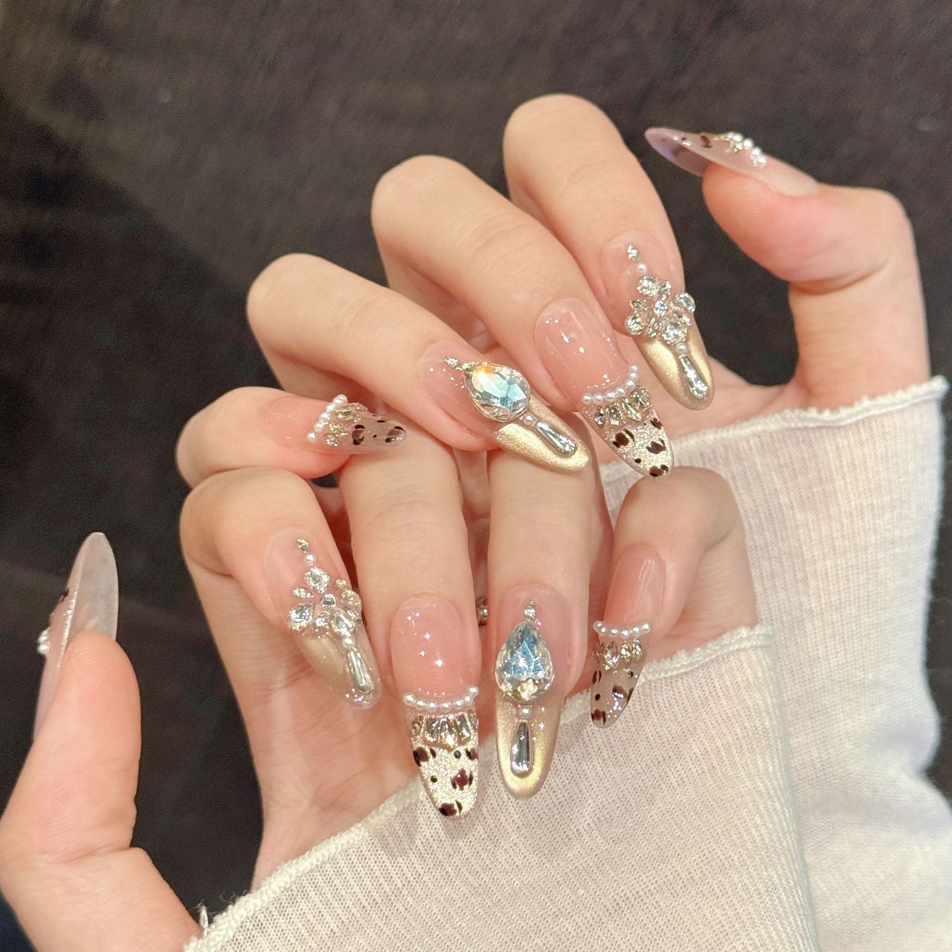 365nails: "Aqua Luxe" – Unhas Postiças Cônicas Feitas à Mão com Gema 3D e Estampa de Vaca