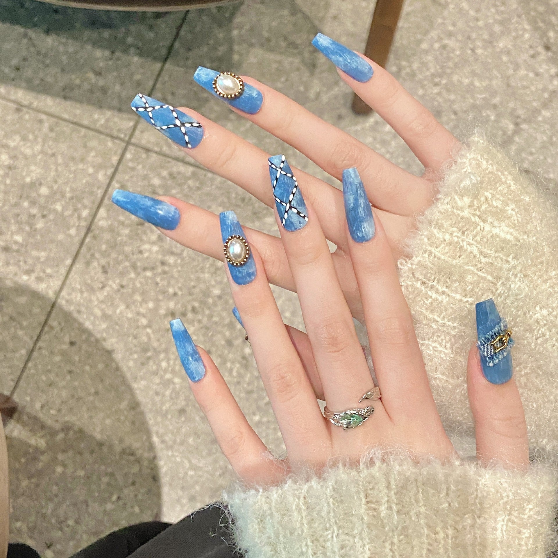 Unhas decoradas em estilo jeans com cruz, com borda de rebarba, design feito à mão, corte oblíquo, pintadas à mão | 365nails