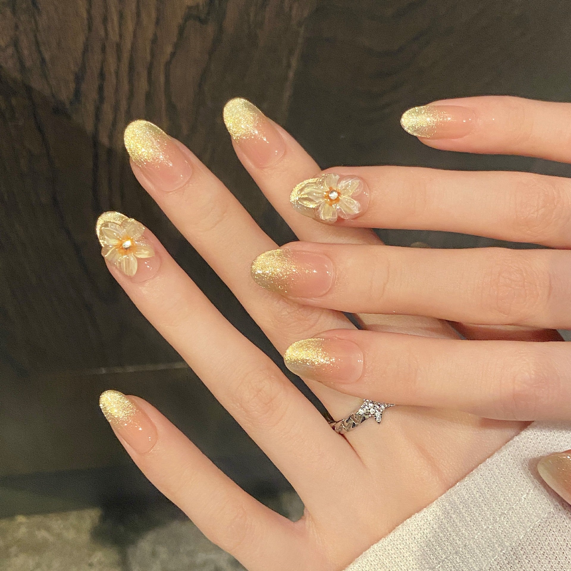 365nails: "Flor Dorada" – Uñas de Almendra Medianas hechas a mano con Ombré Floral 3D y Purpurina
