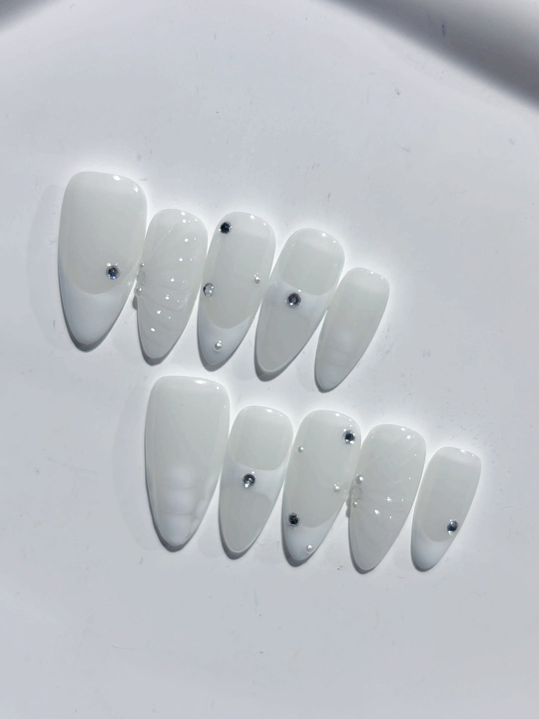 365nails : « Rosée de Perle Laiteuse » – Ongles press-on forme amande mi-longs blanc laiteux strass fait main