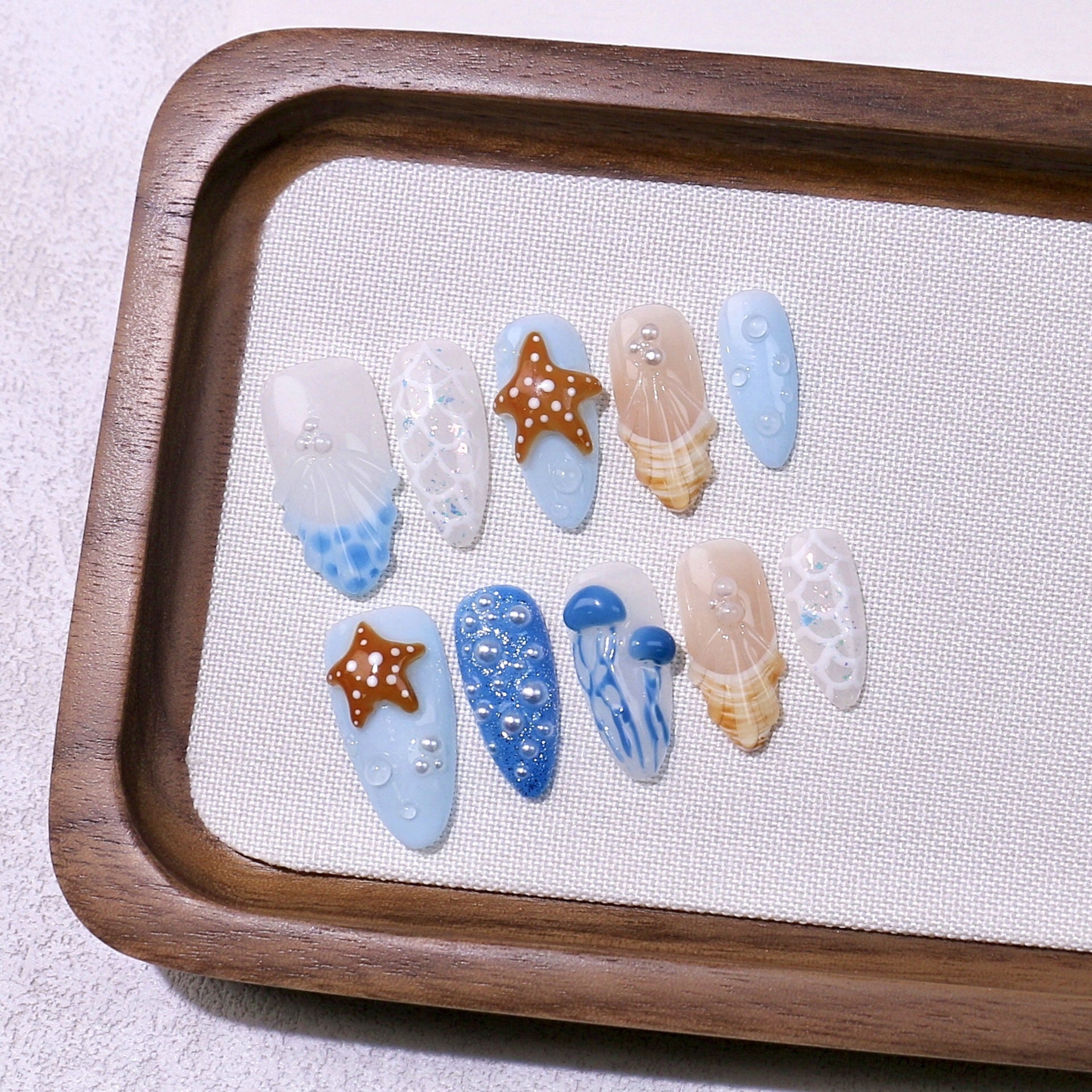 365nails：「深海水母」– 中長款杏仁形藍色海洋手工製穿戴甲