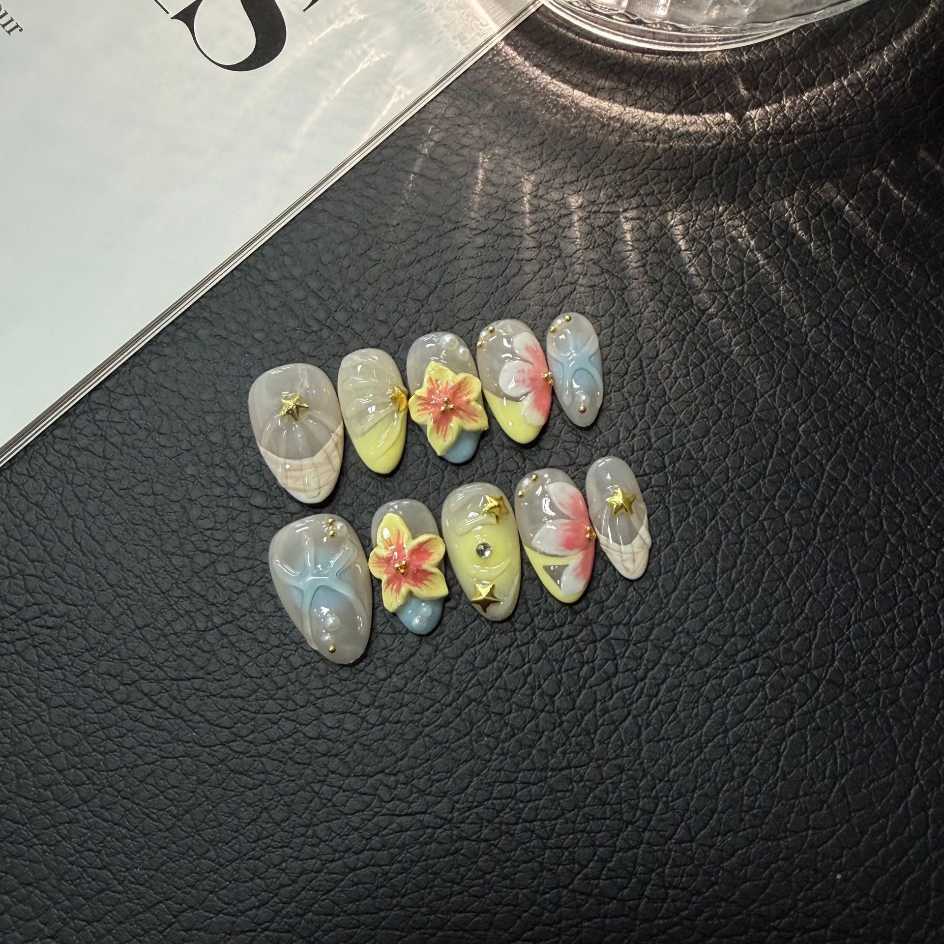365nails: "Brisa Tropical" – Unhas Postiças Artesanais de Hibisco e Borboleta 3D, Tamanho Médio e Formato Amendoado