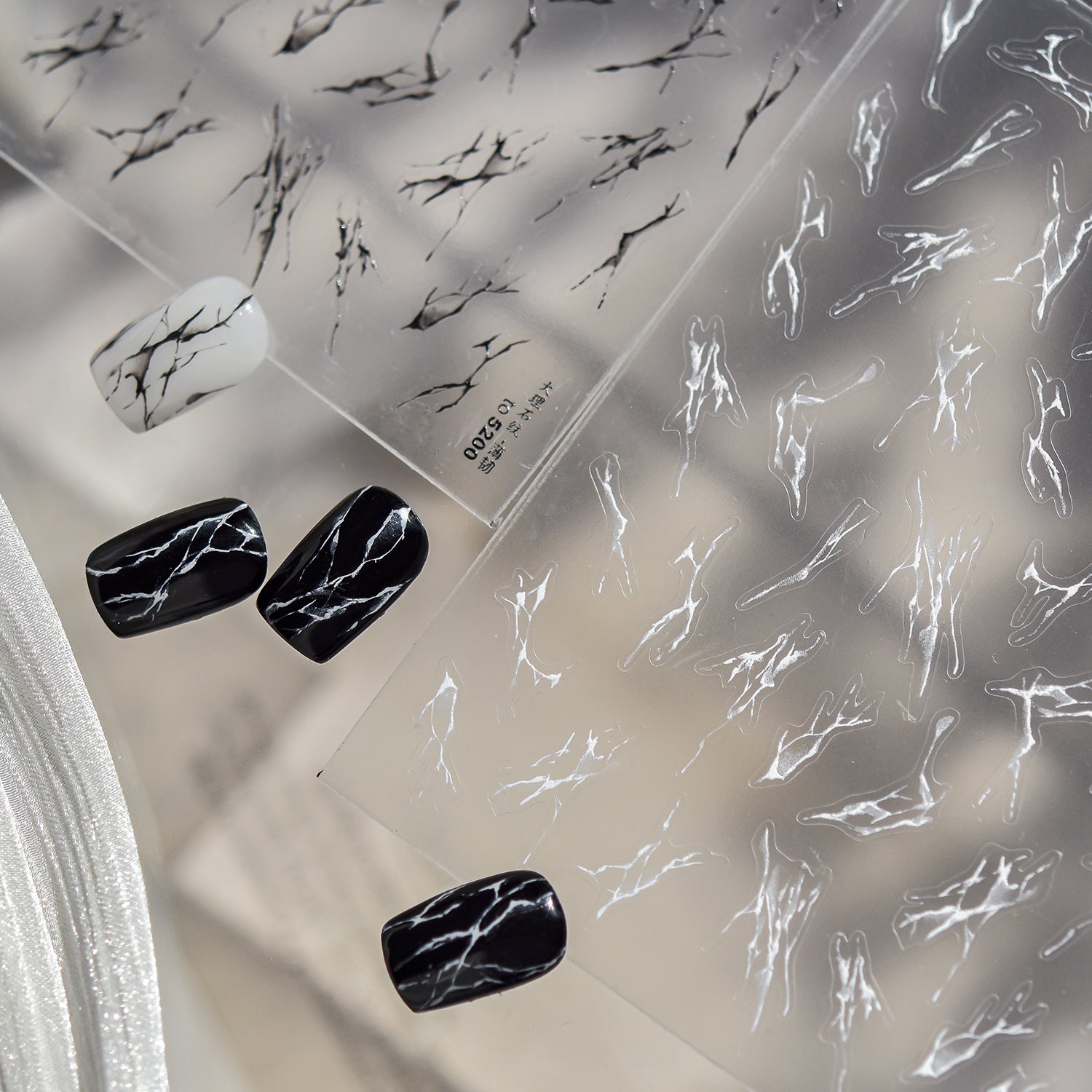 365nails: "conjunto de linhas abstratas pretas em relevo" – Adesivos de Unha