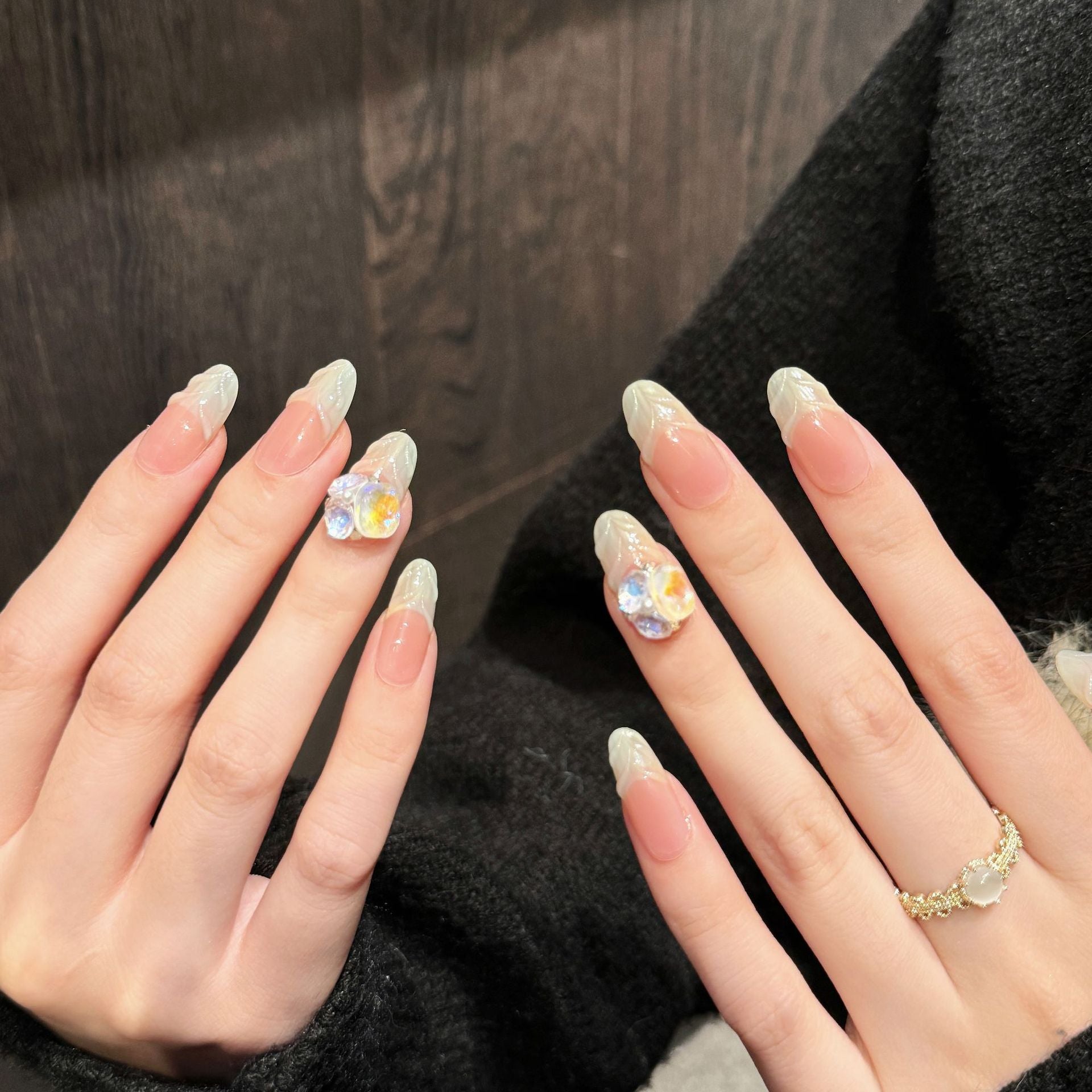 365nails: "Opal Bloom" – Uñas Almendradas Hechas a Mano con Cristal 3D y Punta Francesa Iridiscente
