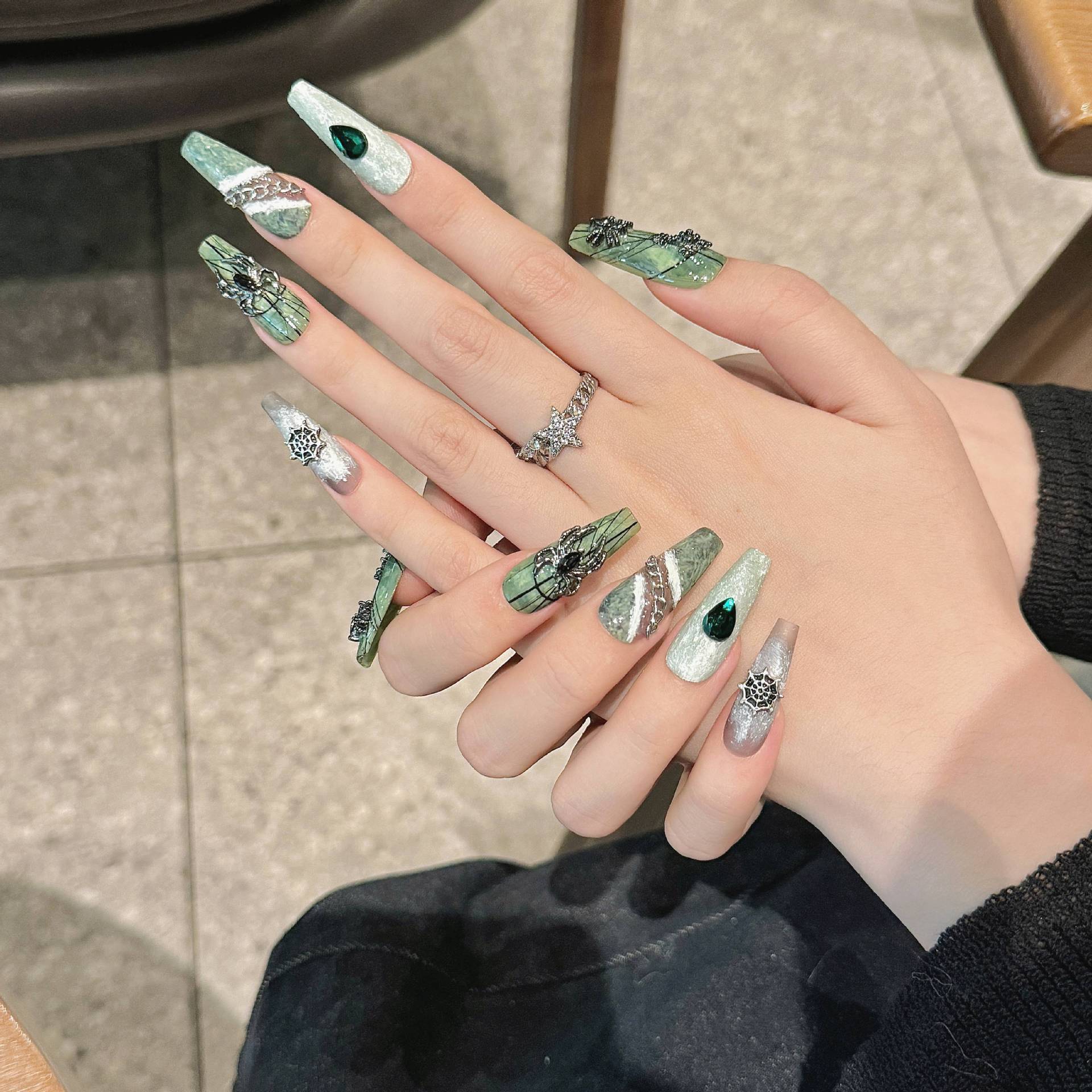 Verde escuro escuro Spice Girls Halloween preto tridimensional aranha preta pintada à mão cobra branca feita à mão | 365nails