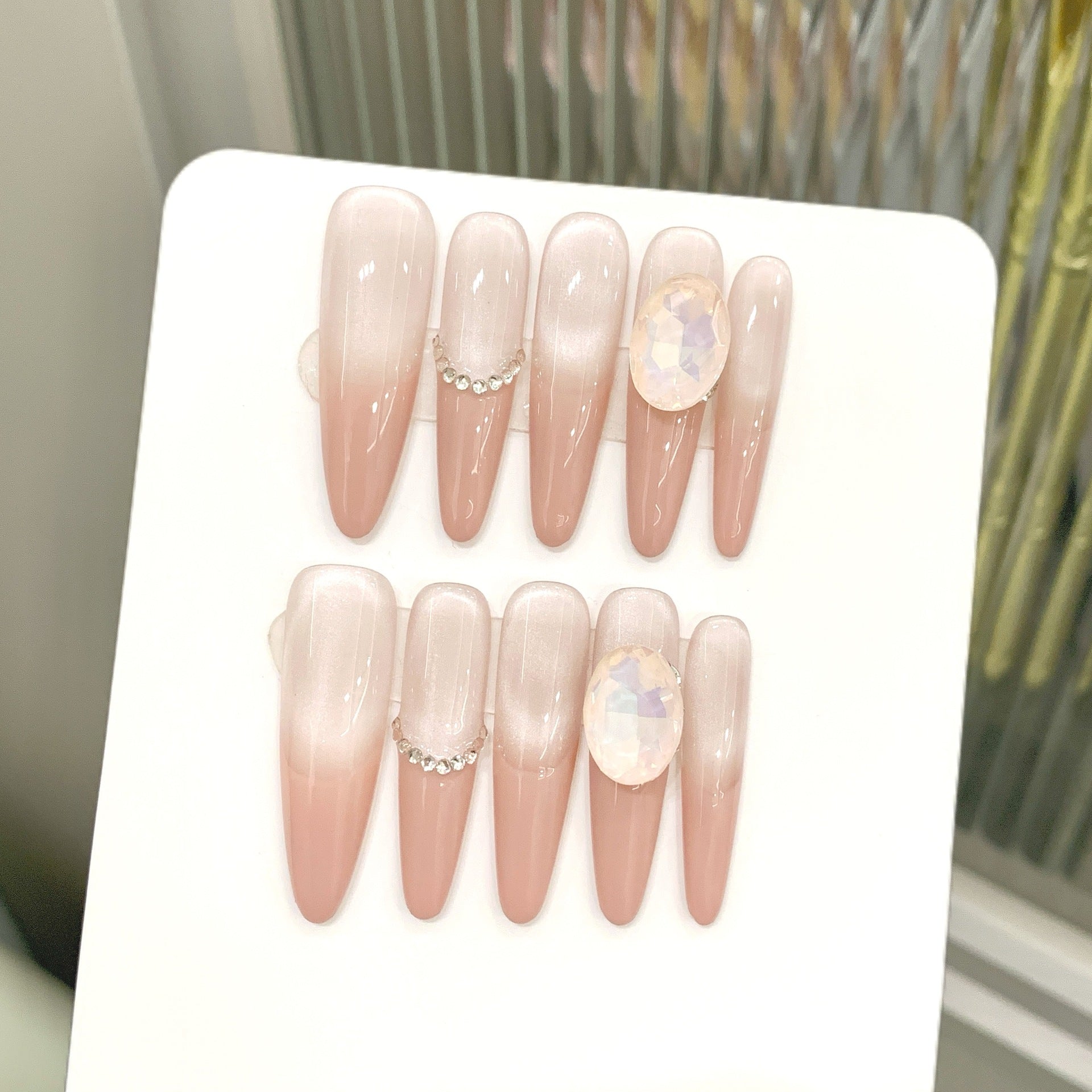 365nails: "Sonata ao Luar" – Unhas Stiletto Feitas à Mão com Opala Iridescente e Corrente de Cristal
