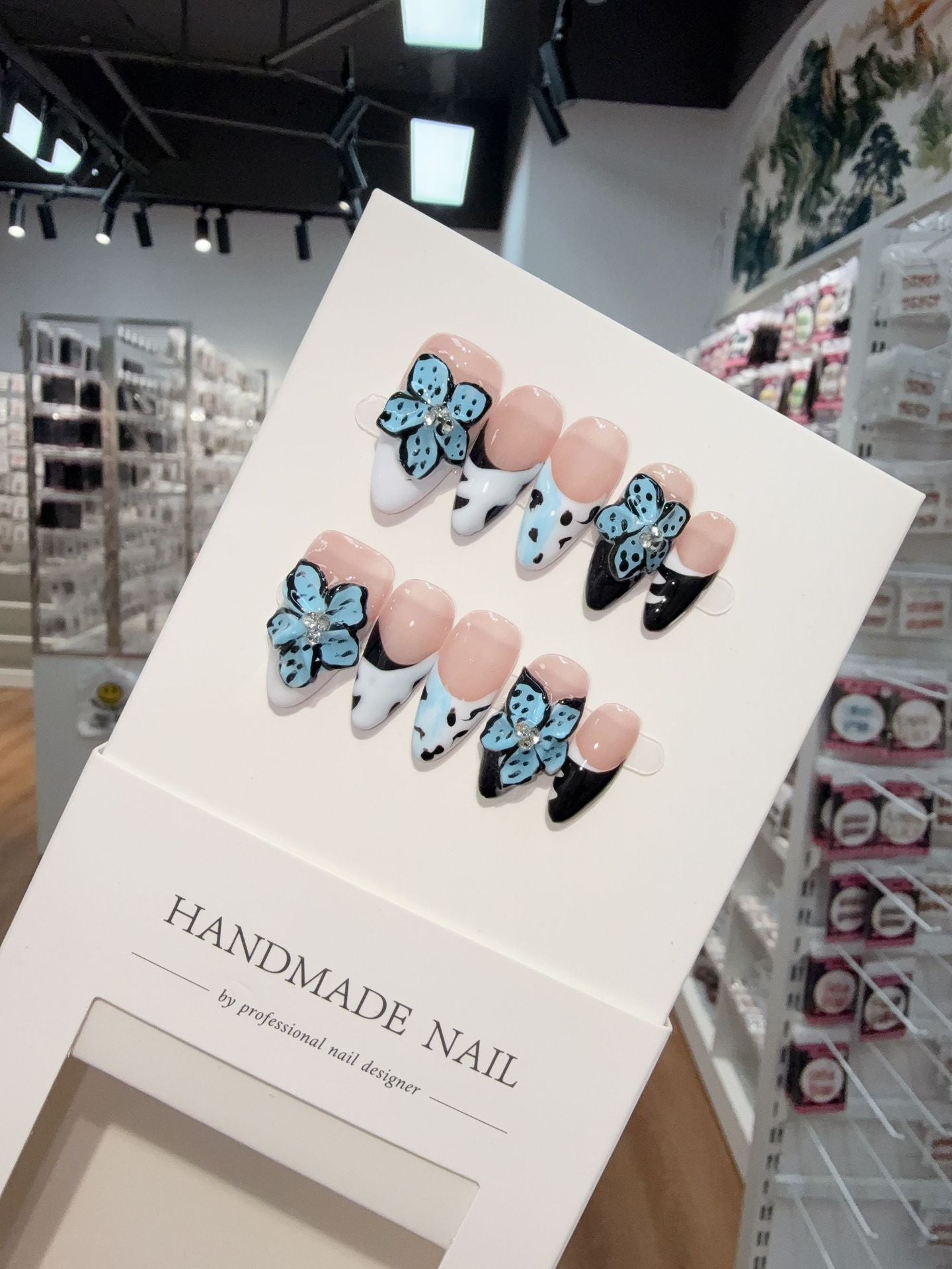 365nails: "한밤의 꽃" – 3D 플라워 수제 아몬드형 네일