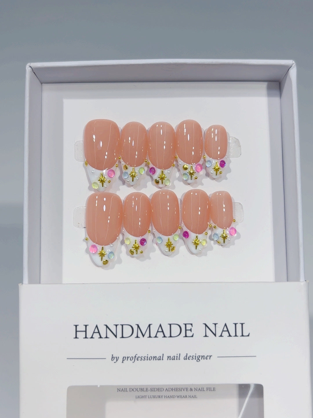 365nails：「彩虹小星」— 短款方形 裸色 多彩水鑽 手工製 穿戴甲