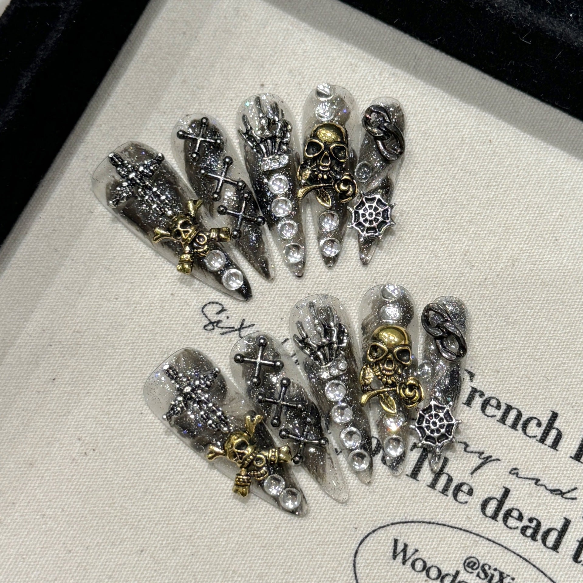 Série de Halloween unhas artesanais puras estilo retro punk [esqueleto de bronze e ouro] mão fantasma tridimensional | 365nails