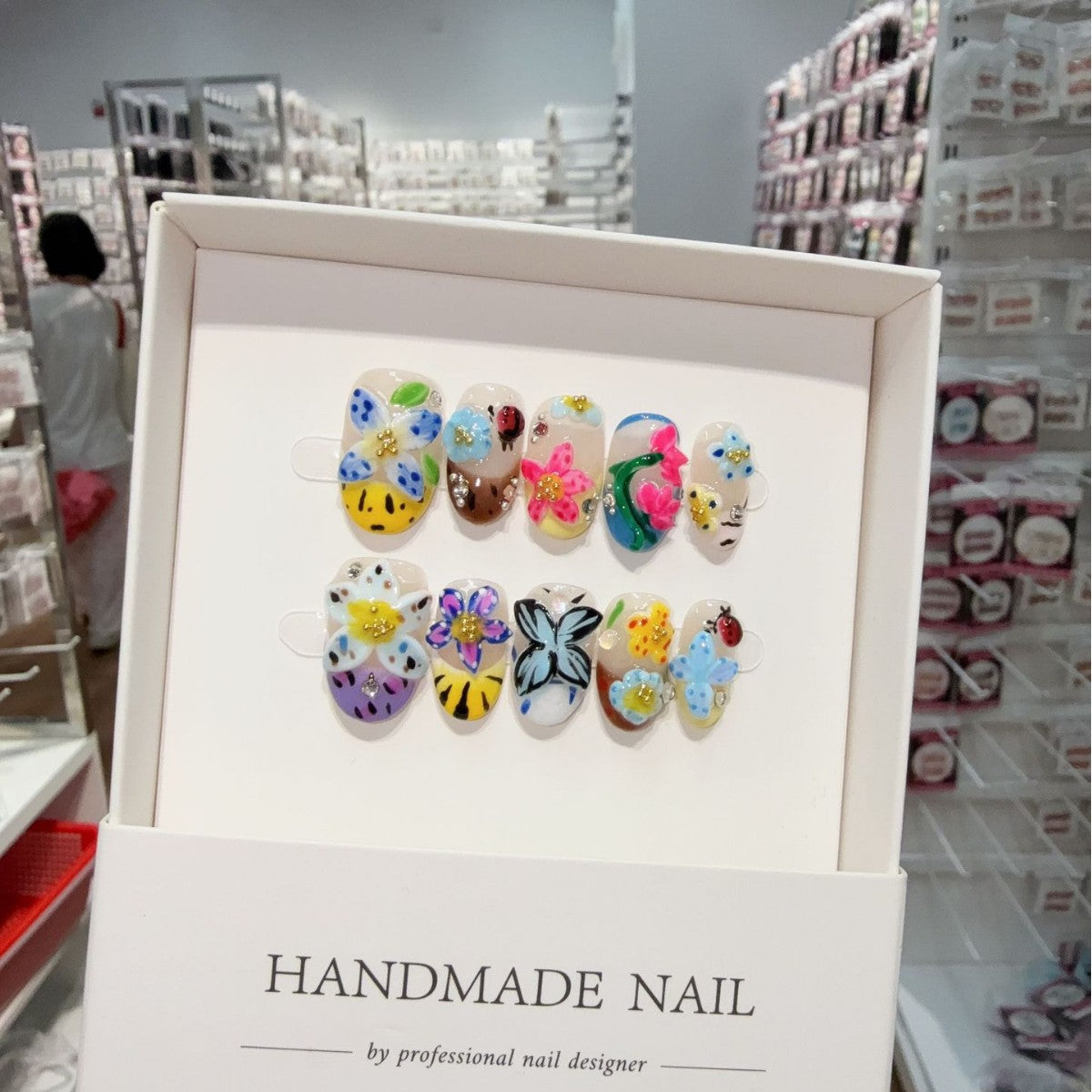 365nails: Fantaisie tropicale – Ongles courts faits main, fleurs et papillons 3D