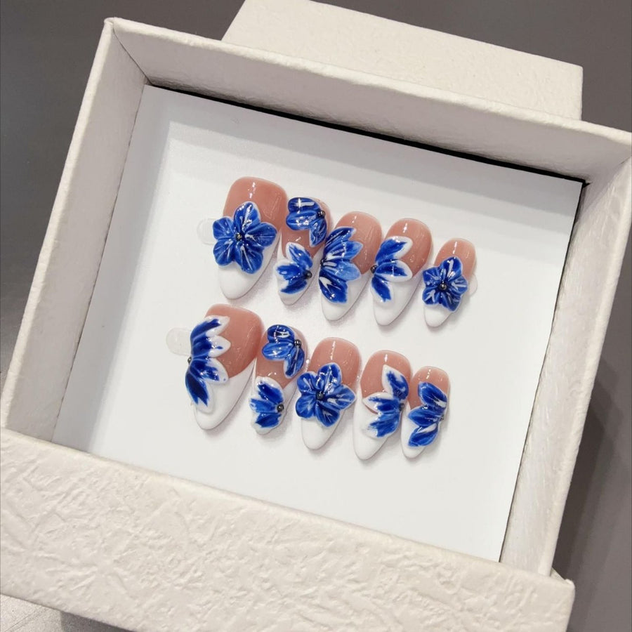 365nails : « Blue Porcelain » – ongles forme amande faits main à décor floral 3D