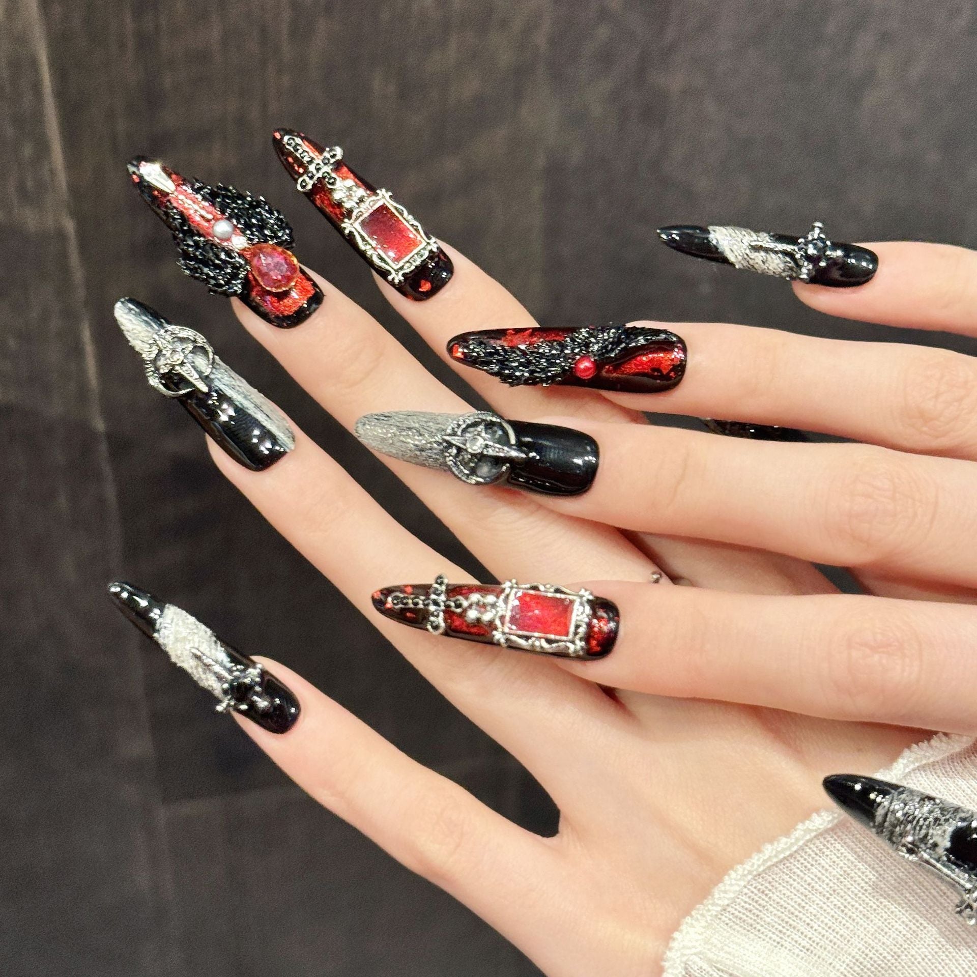 365nails: "고딕 십자가" – 3D 메탈 십자가 & 블러디 하트 수제 스틸레토형 네일