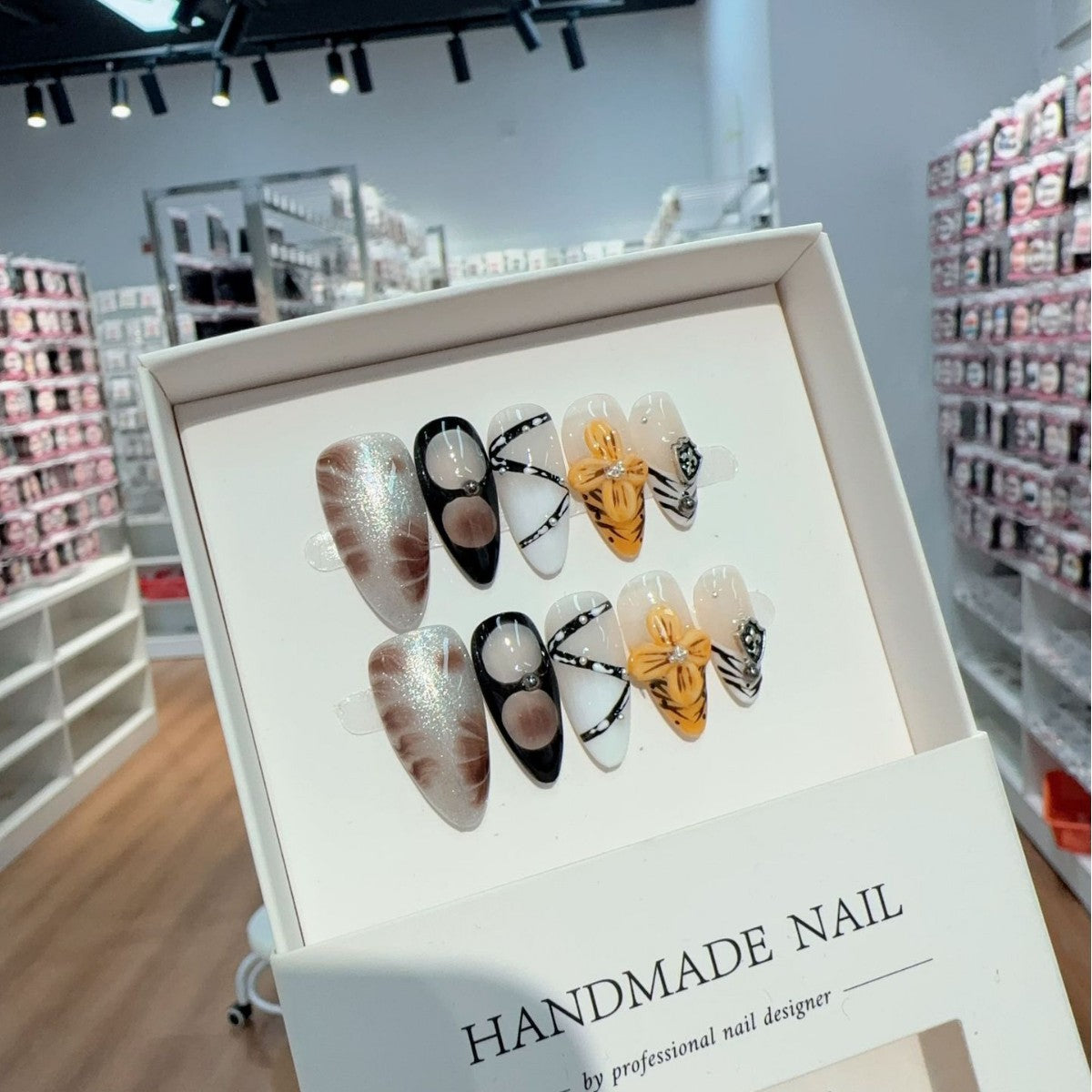 365nails : « Butterfly Whisper » – ongles forme amande faits main à décor floral 3D