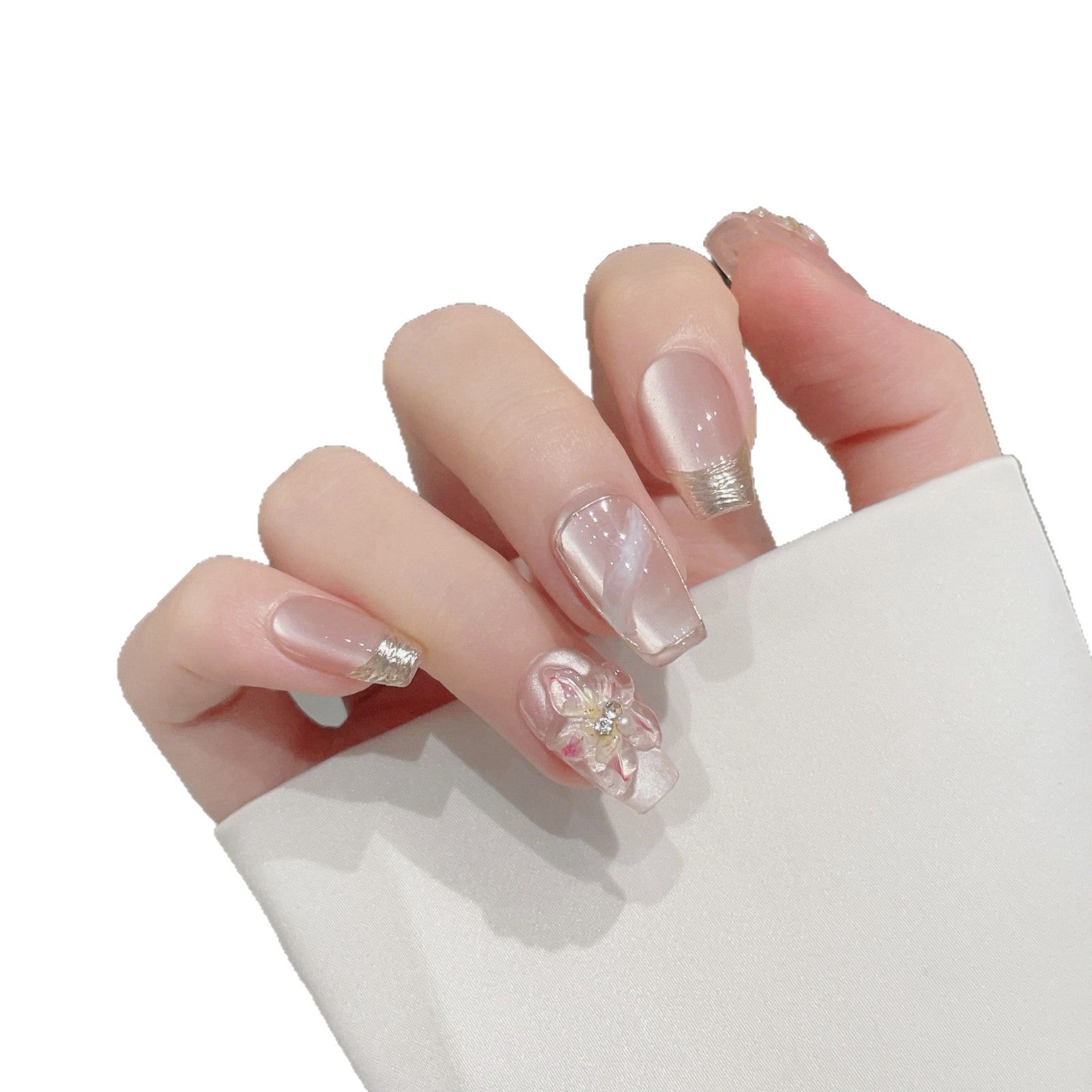 Murmure floral — Rêve de lys rose poudré — Ongles press-on mi-longs, forme carrée, effet œil de chat