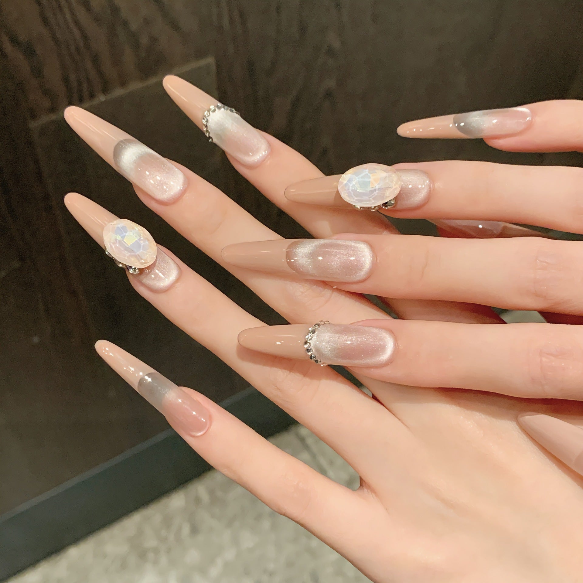 365nails: "Sonata ao Luar" – Unhas Stiletto Feitas à Mão com Opala Iridescente e Corrente de Cristal