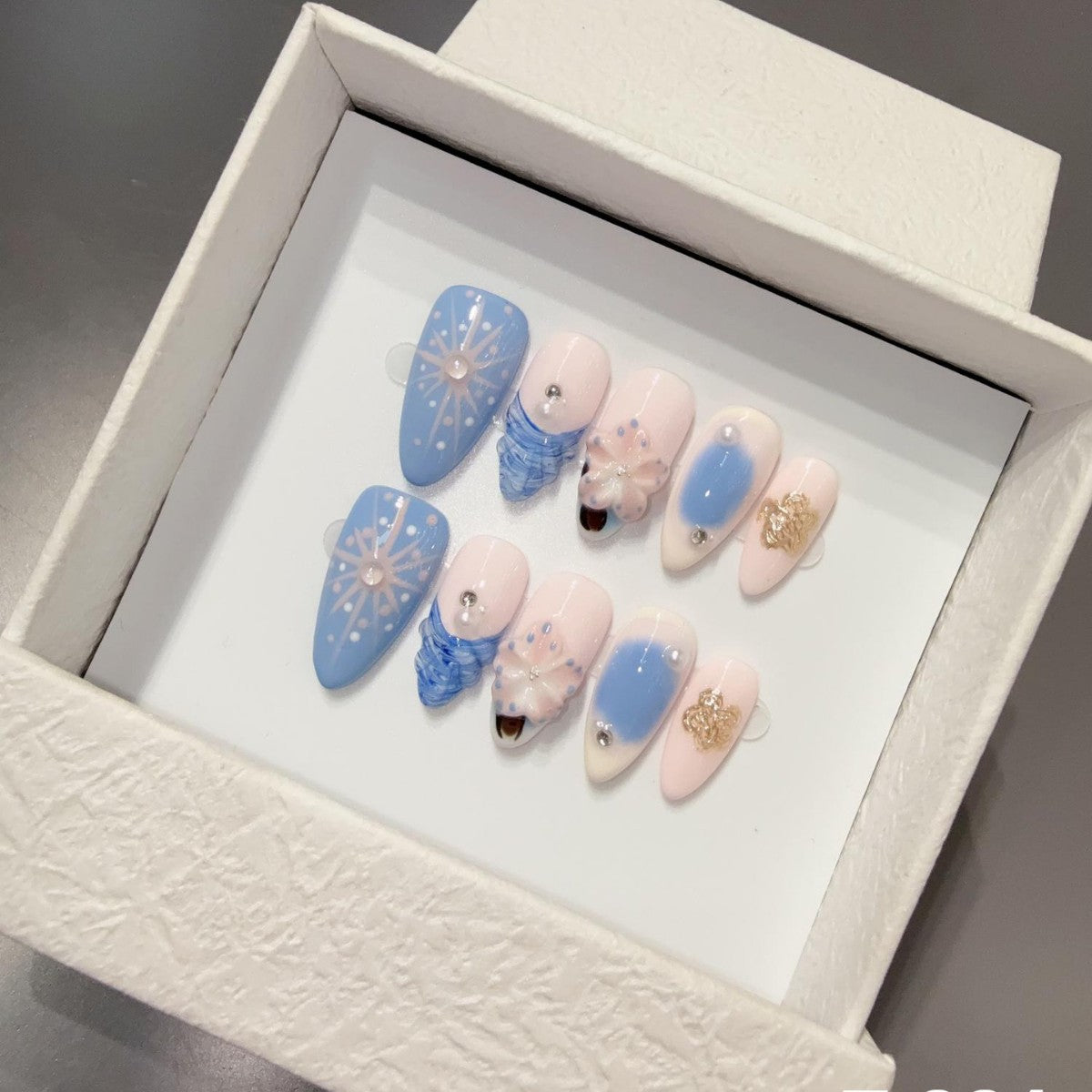 365nails: "서리의 우아함" – 3D 눈송이 수제 롱 아몬드형 네일