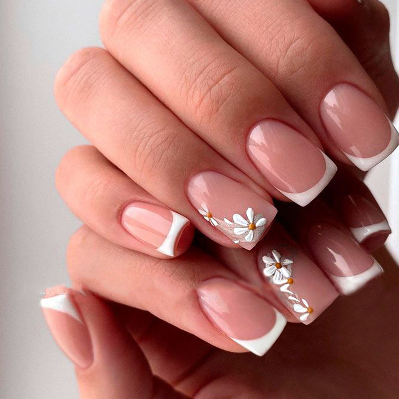 Unhas curtas quadradas brancas francesas 3D margarida ins flor de vento manicure primavera e verão pequenas unhas postiças novas｜365nails