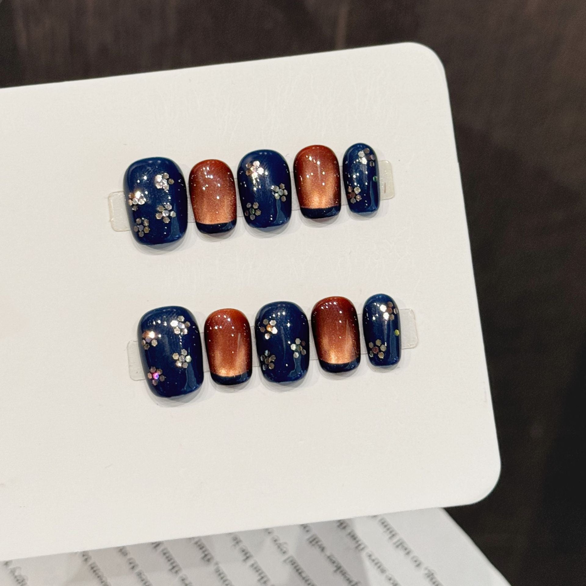 365nails: "Celestial Bloom" – Unhas Curtas Quadradas Feitas à Mão com Pintura Floral e Metálica