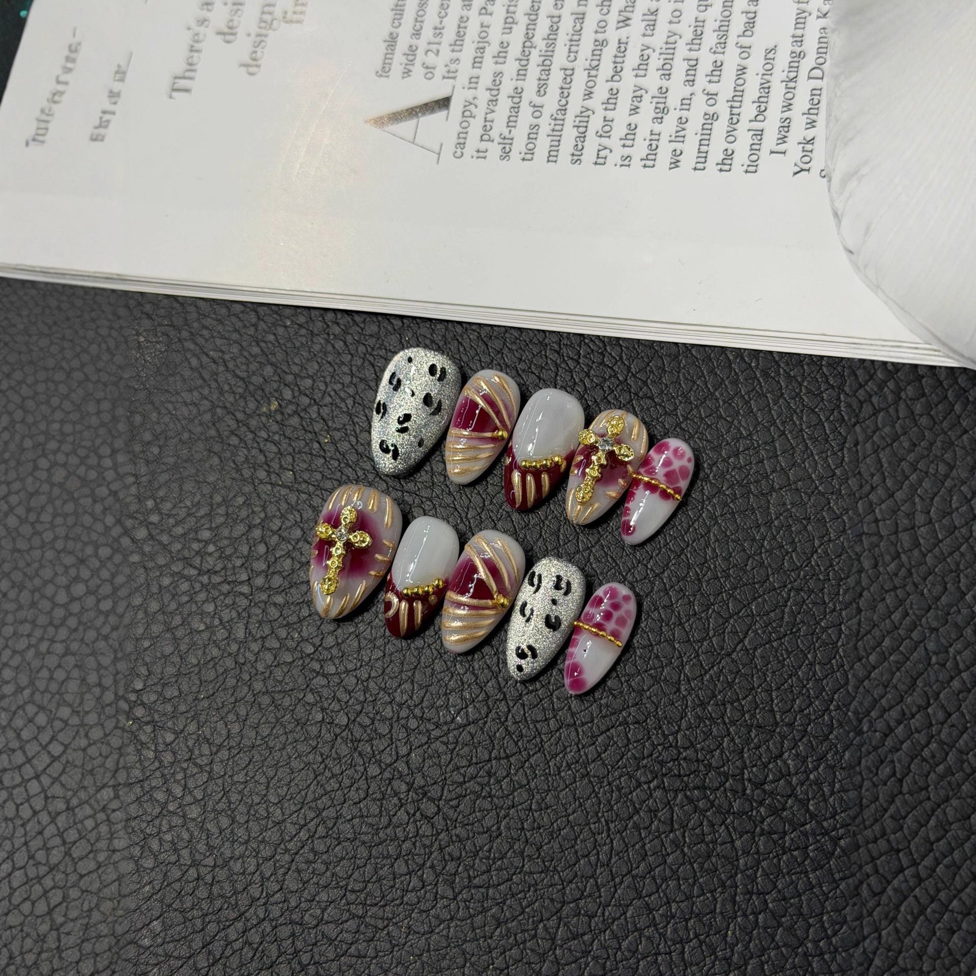 365nails: 고딕 무드 – 수제 3D 체크 아몬드형 네일