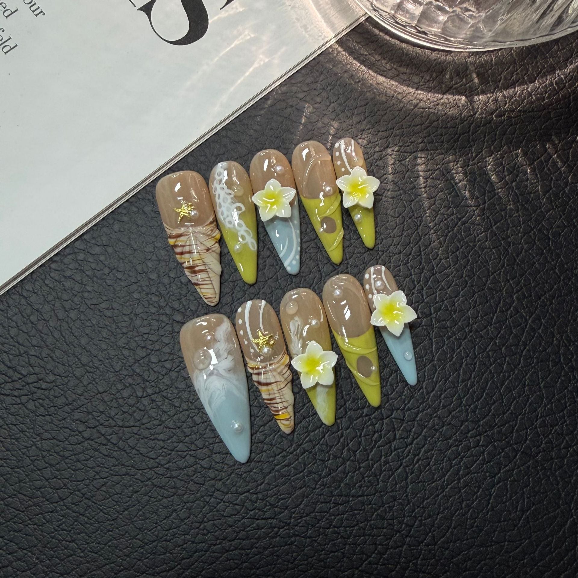 365nails : « Floraison tropicale » — ongles press-on fait main, forme stiletto, 3D floral et effet marbre