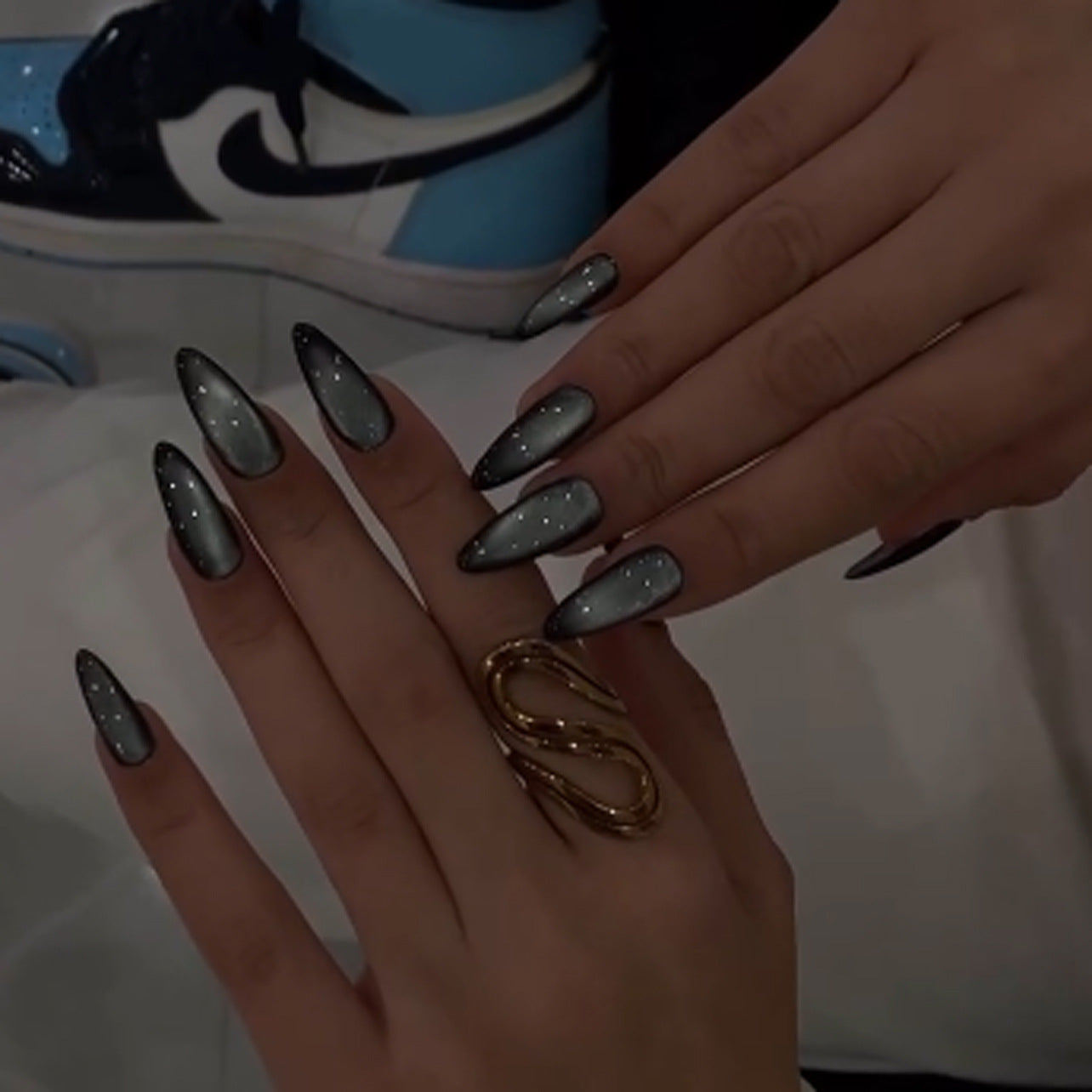 30-piece set blue solid color cat eye press-on nails - medium length almond shape