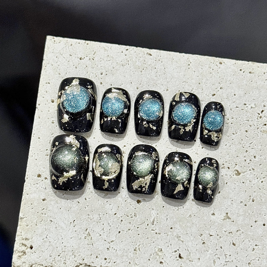 365nails: "흑요석 코스모스" – 3D 캣아이 & 메탈릭 플레이크 수제 숏 스퀘어형 네일