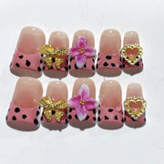 Sweet Cowgirl: "Dalmatien Rose & Charms Dorés" – Ongles Press-On Forme Carrée