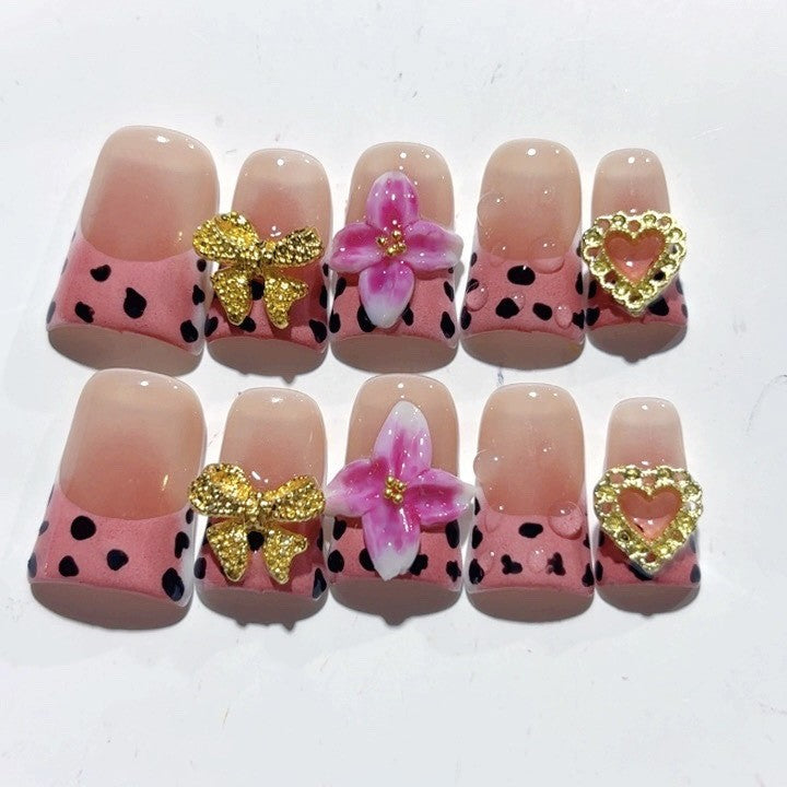 Sweet Cowgirl: "Dalmatien Rose & Charms Dorés" – Ongles Press-On Forme Carrée