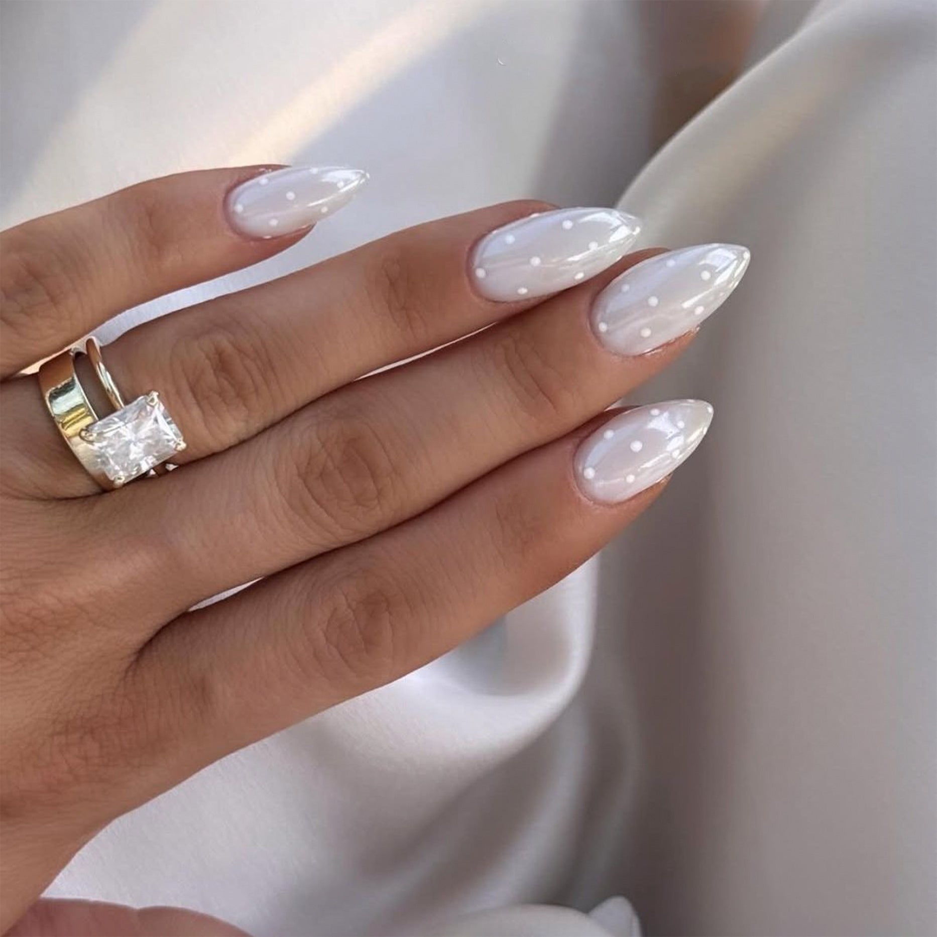 365nails: "White Polka Dot Almond" – Minimalist Press-on Nails