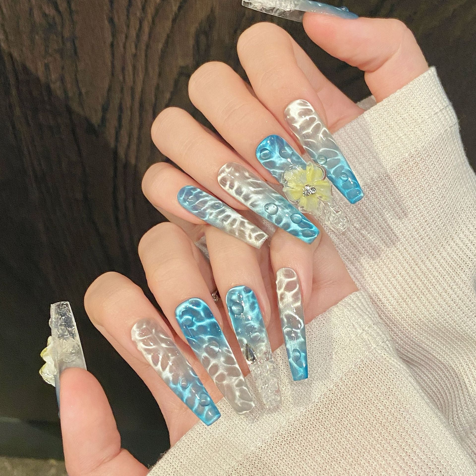 365nails: "Aqua Bloom" – Unhas Longas Coffin Feitas à Mão com Ondulação de Água 3D