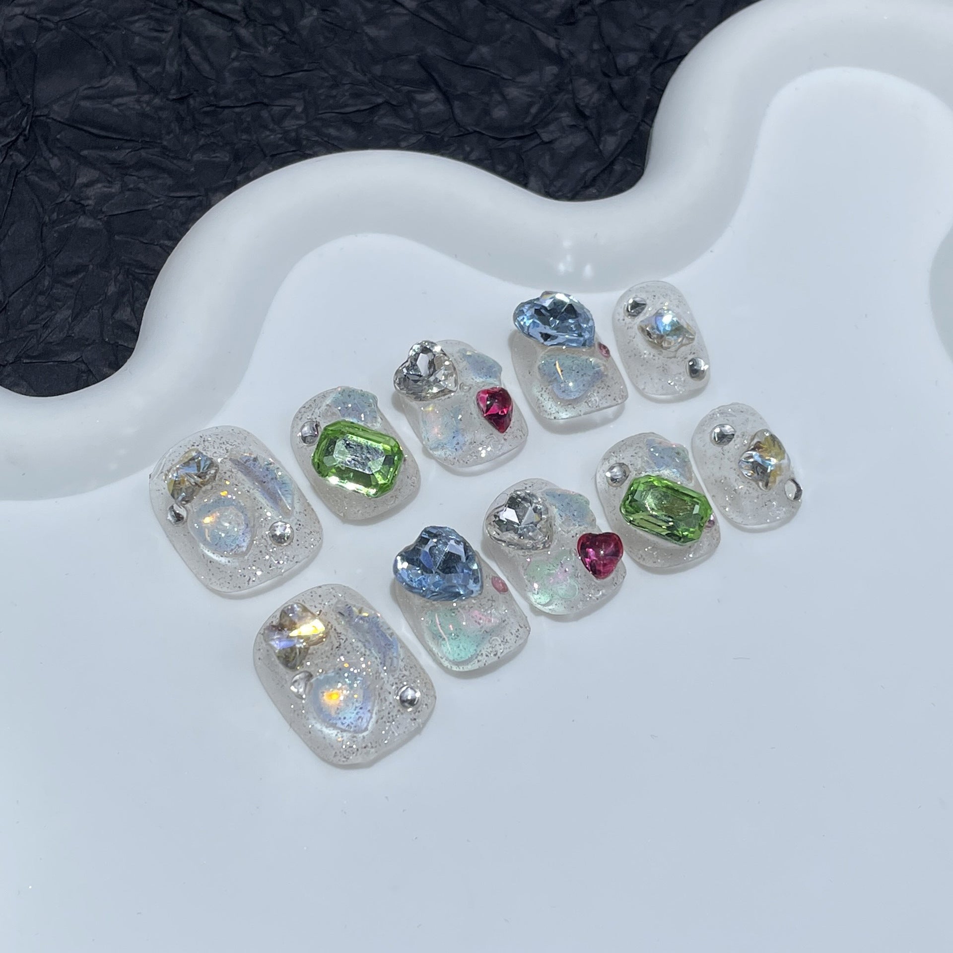 Unhas Iridescentes com Sal Marinho e Joias Brilhantes de Vários Formatos