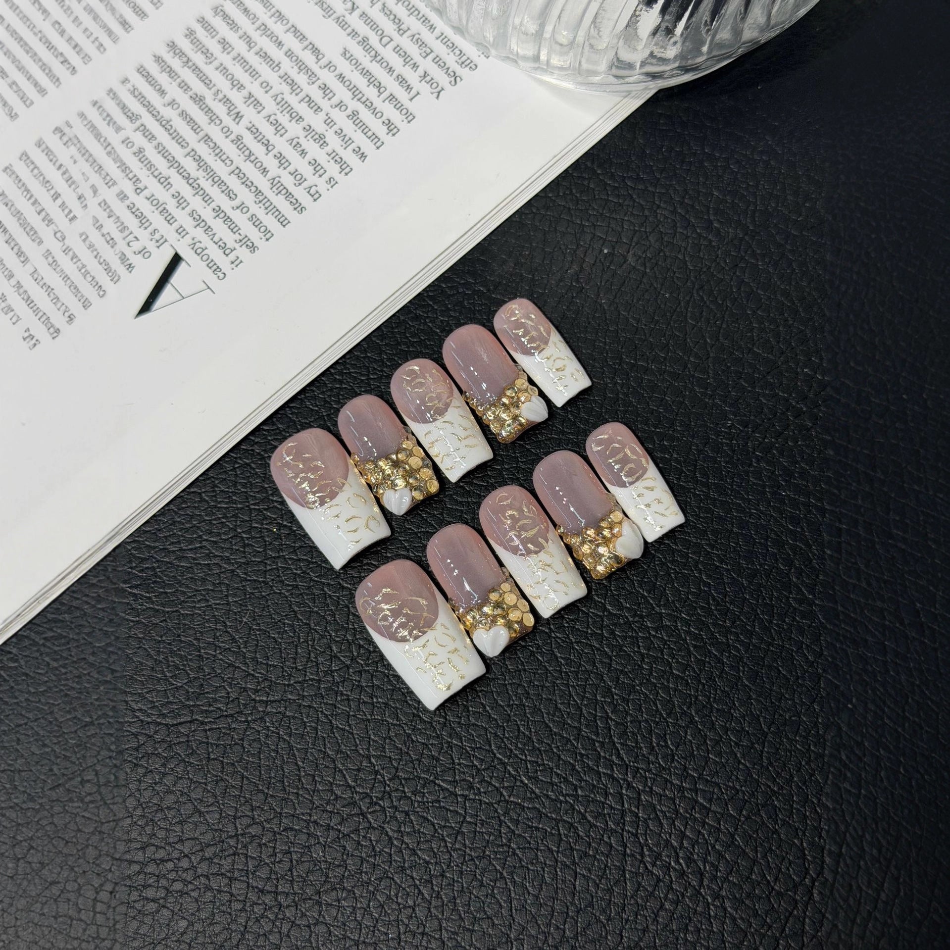 365nails：「黃金華麗」— 3D金色珠飾與大理石手工製短款方形穿戴甲