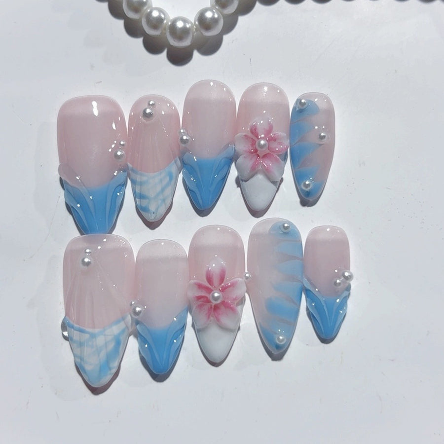 365nails: "Brise Fleurie d'Azur" – ongles press-on mi-longs, forme amande, motif floral bleu et rose, fait main