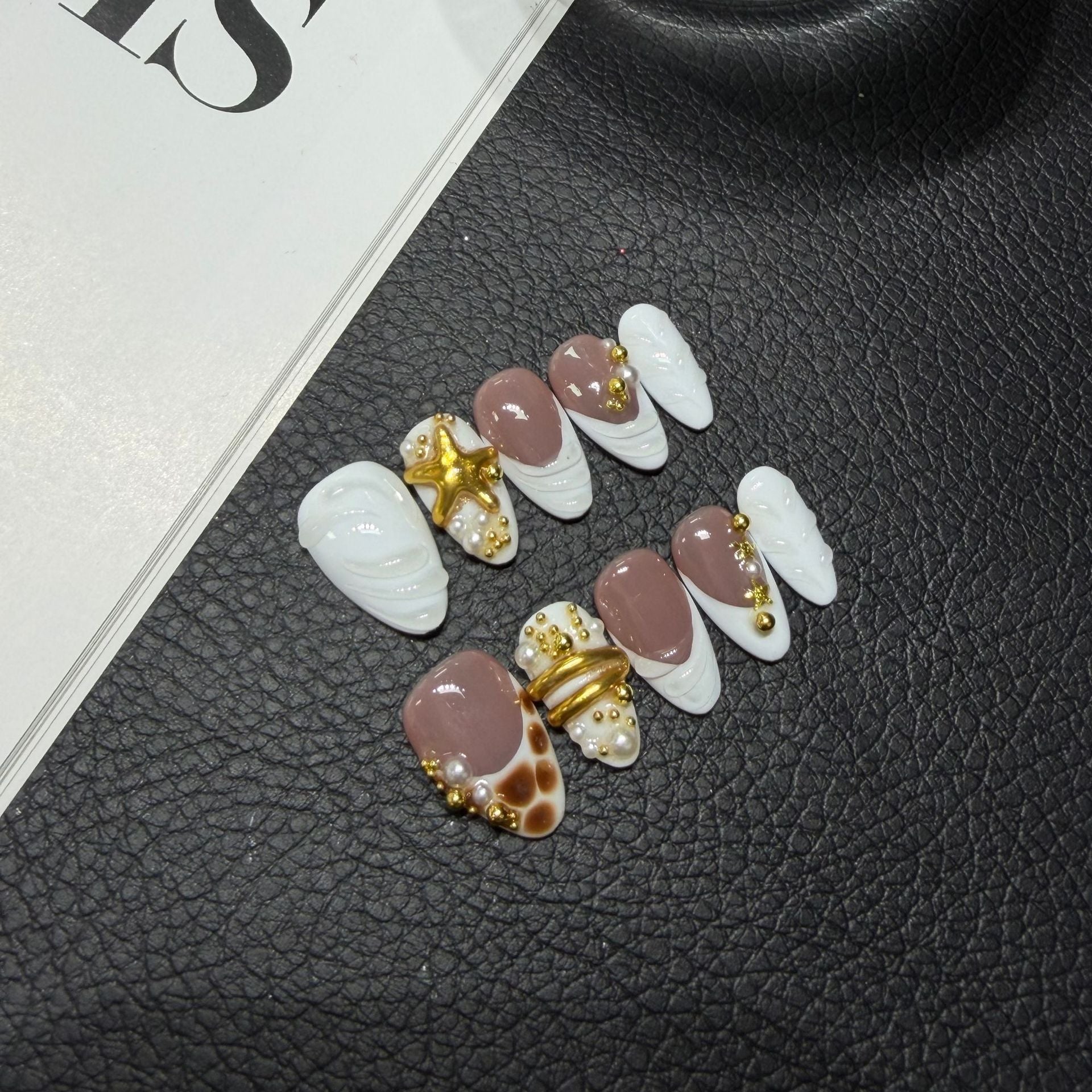 365nails : Moka doré — ongles forme amande, faits main, glaçage 3D