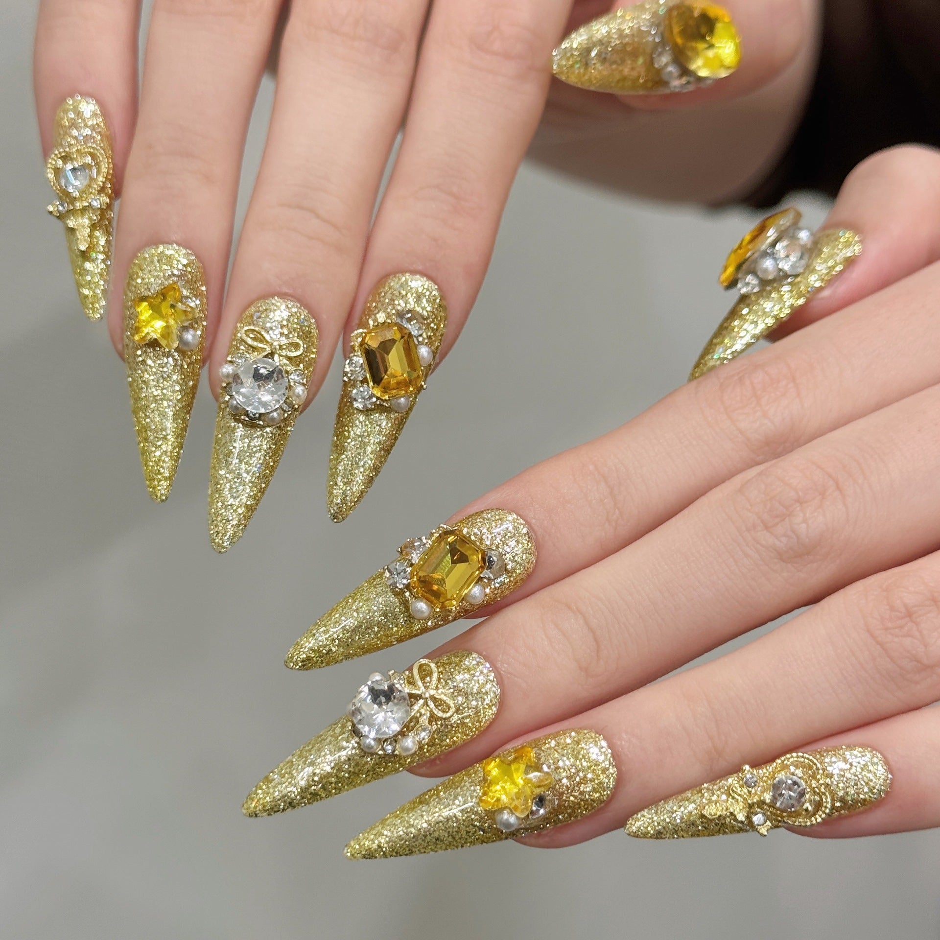 365nails: "Golden Bloom" – Unhas Stiletto Longas Artesanais com Flores 3D de Cristal e Glitter