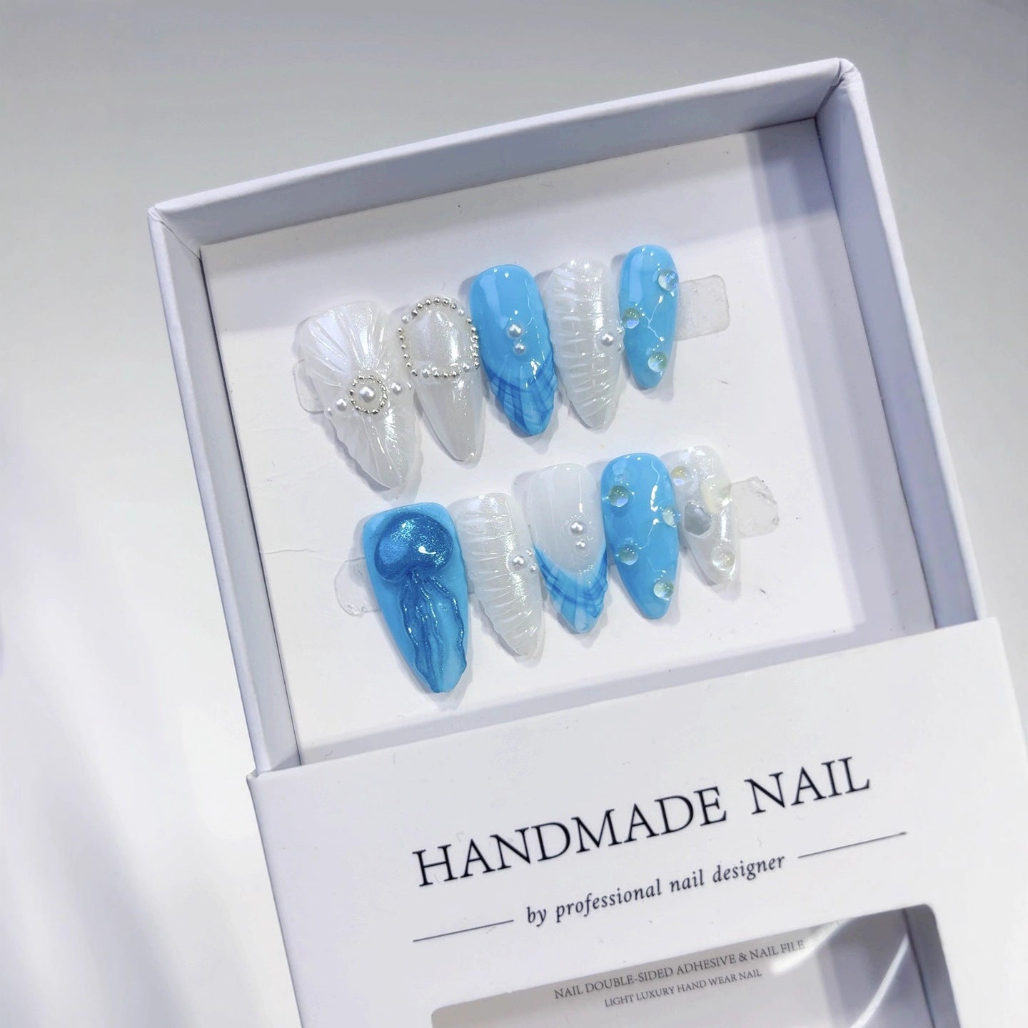 365nails: "아주르 쉘 머메이드" – 미디엄 아몬드형 블루-화이트 쉘 수제 프레스온 네일