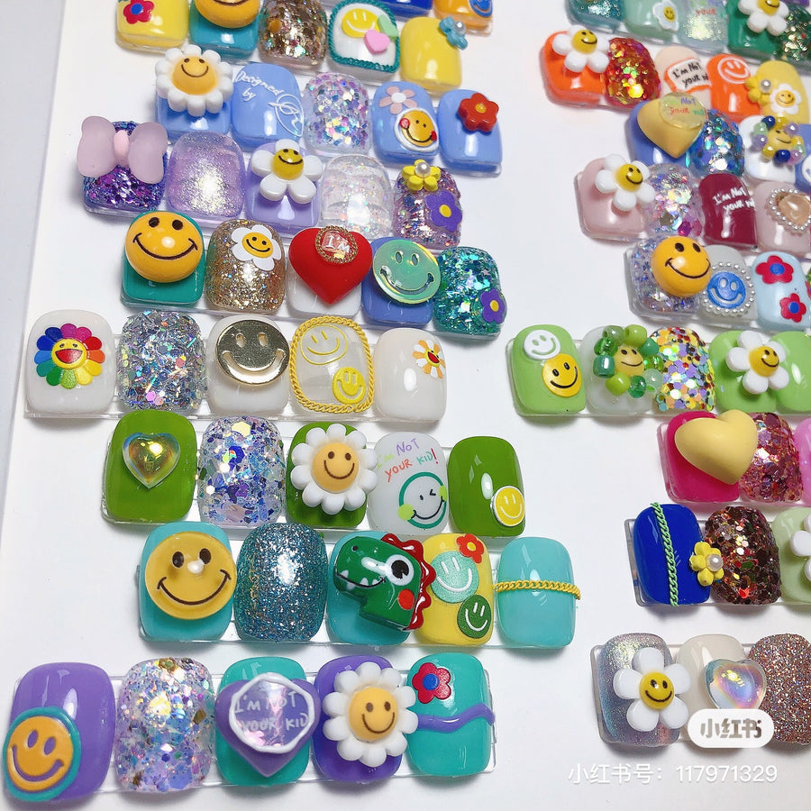 Smiley Daisy – Playful Pop Nail Art Set