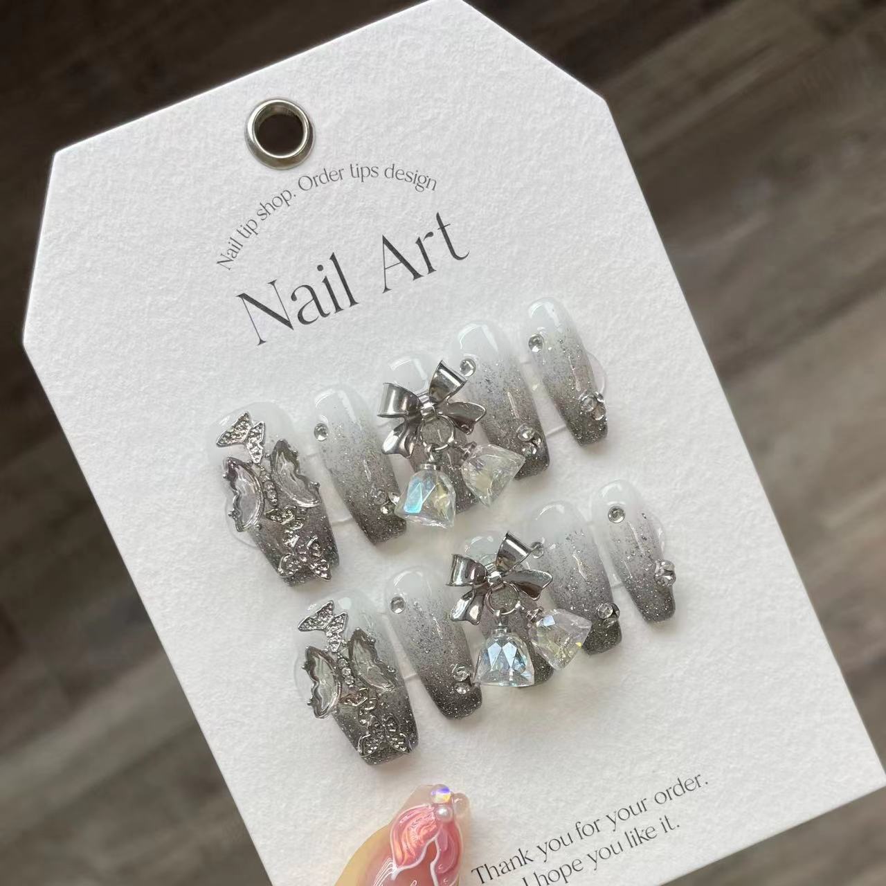 365nails: 「銀色天使」—3D 天使之翼與蝴蝶結 手工製 長款 尖形 甲片